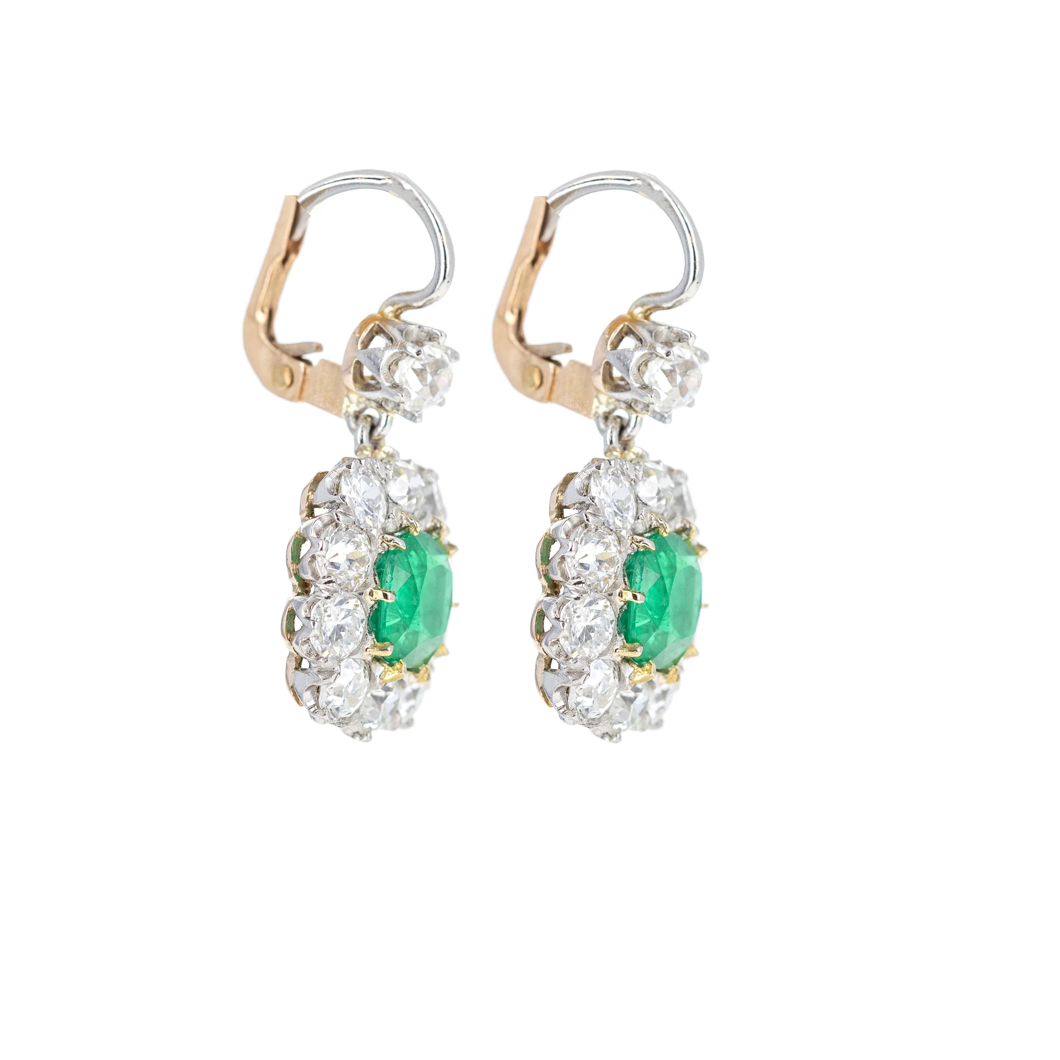 Boucles d'oreilles d'inspiration victorienne en or 18K et platine 2.65 carats Emeraude Diamant Halo Pour femmes en vente