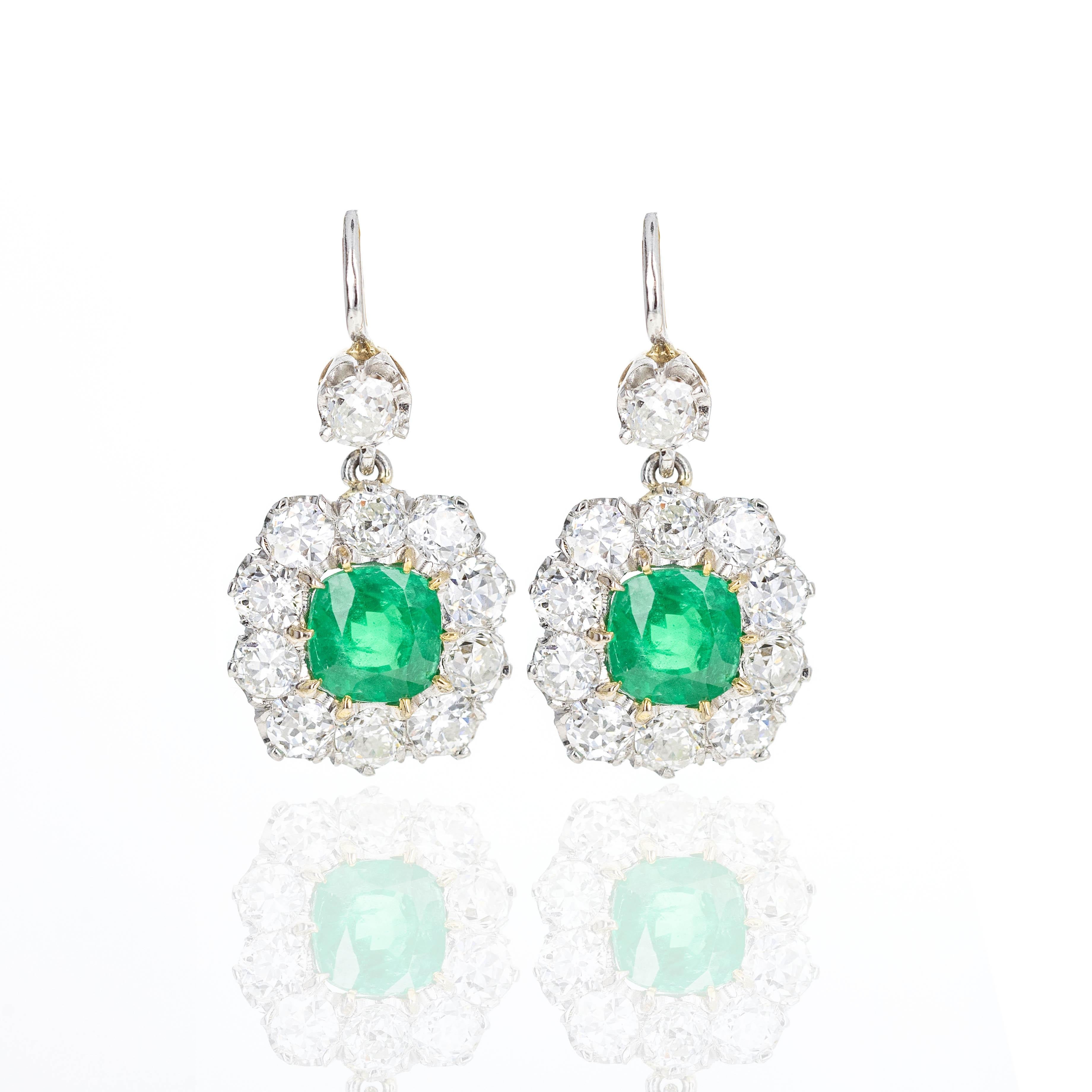 Boucles d'oreilles d'inspiration victorienne en or 18K et platine 2.65 carats Emeraude Diamant Halo en vente 1