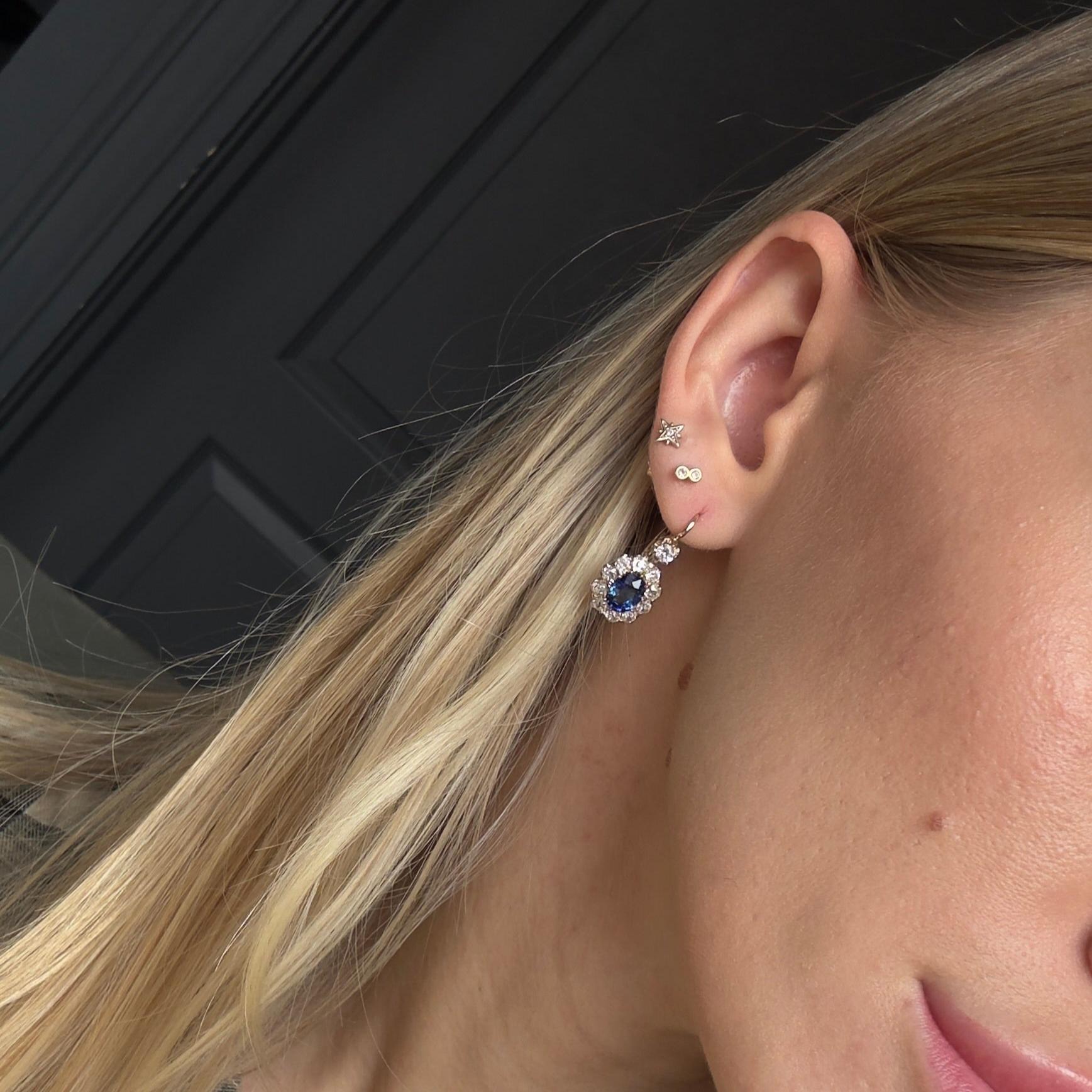 Victorien Pendants d'oreilles d'inspiration victorienne en or jaune 18 carats avec saphirs de 3,86 carats et diamants en vente