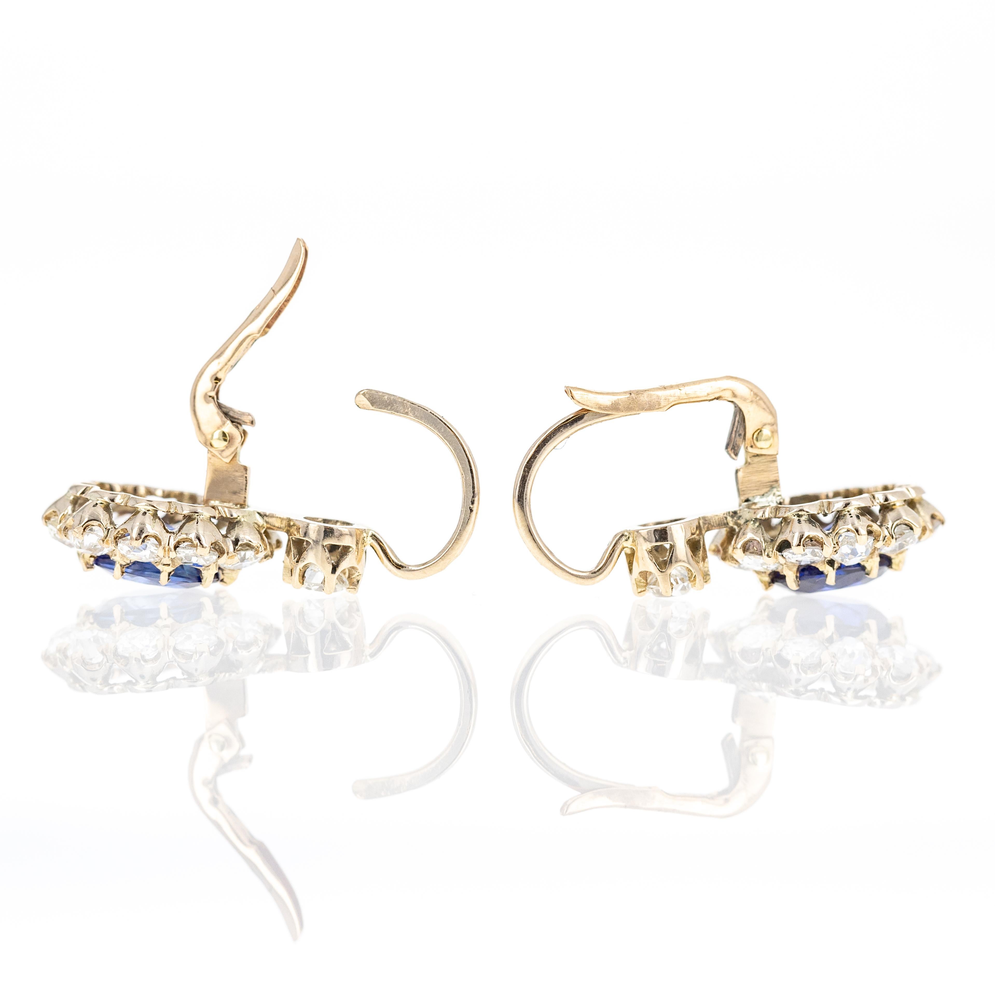 Pendants d'oreilles d'inspiration victorienne en or jaune 18 carats avec saphirs de 3,86 carats et diamants Excellent état - En vente à Cape May, NJ