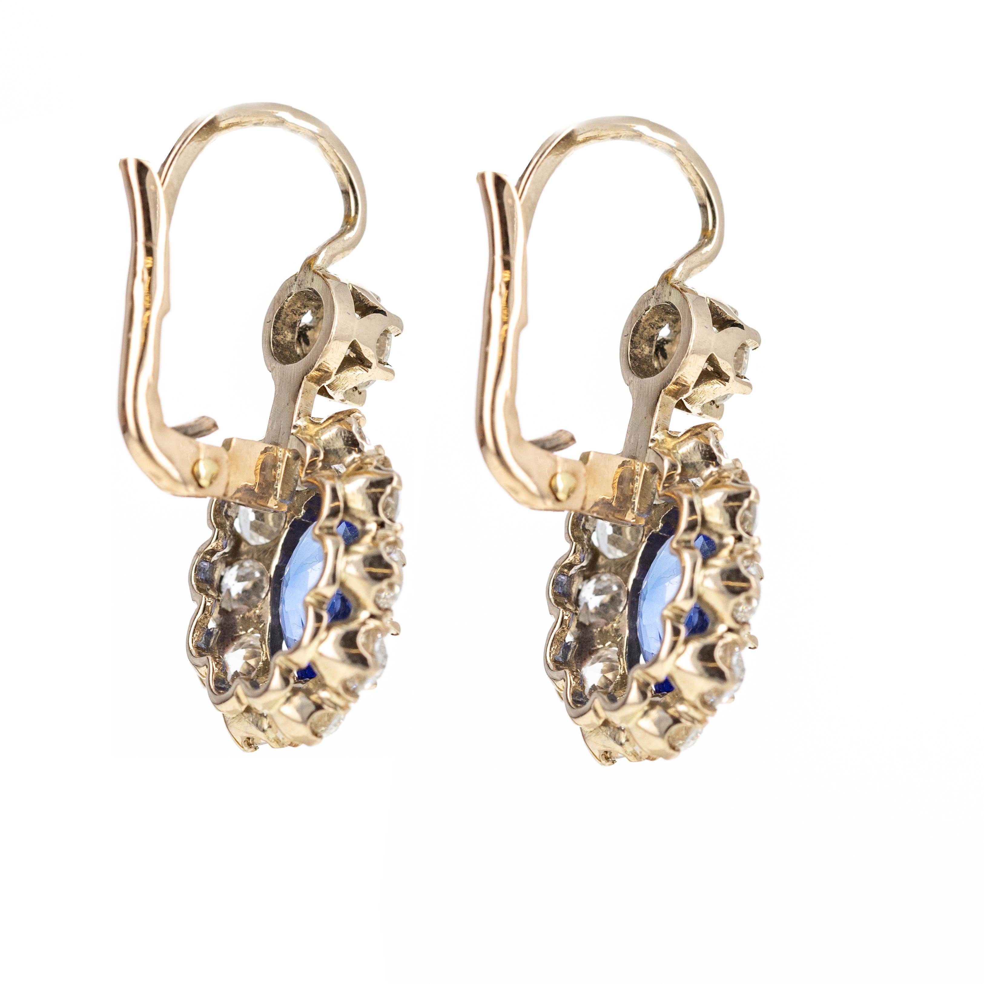 Pendants d'oreilles d'inspiration victorienne en or jaune 18 carats avec saphirs de 3,86 carats et diamants Pour femmes en vente