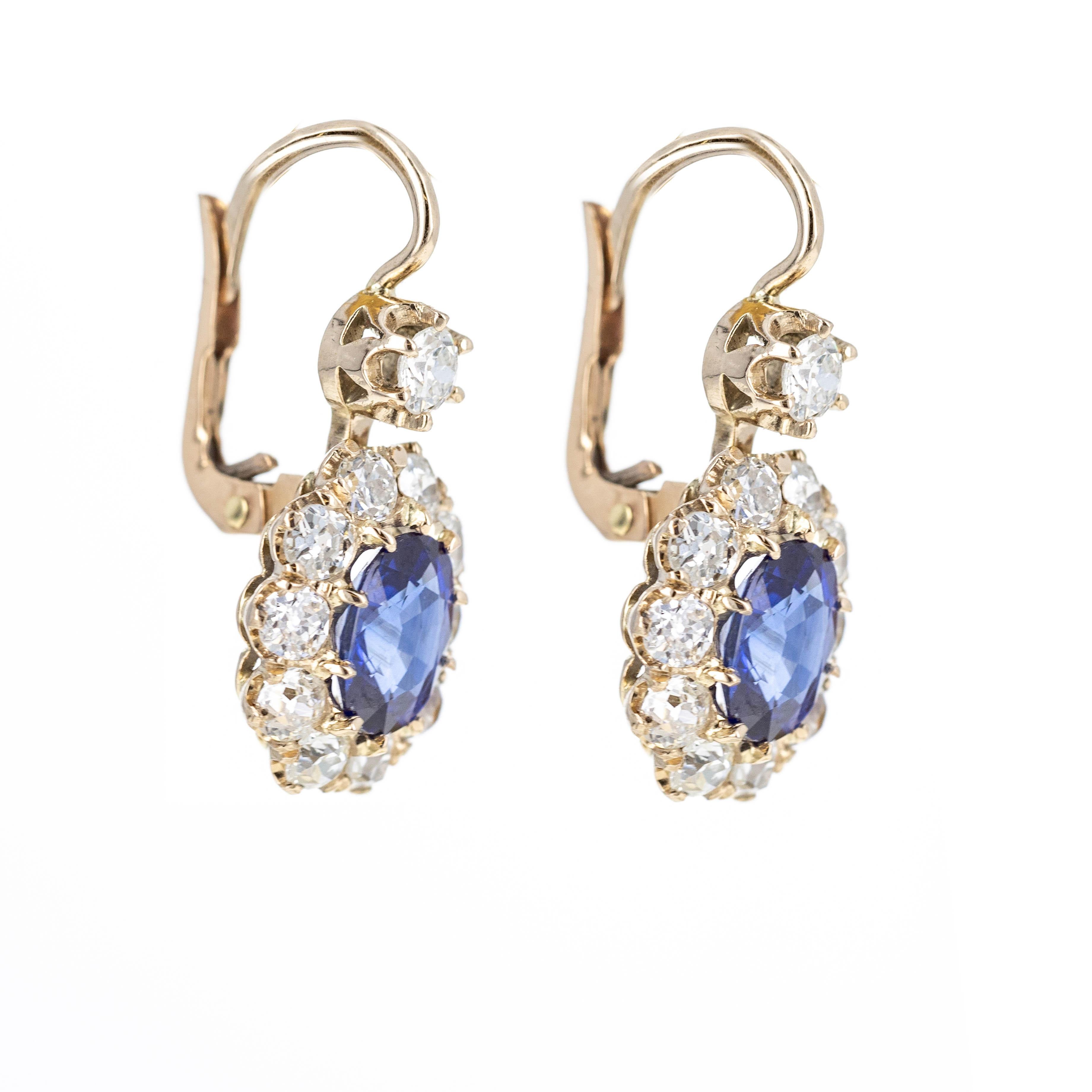 Pendants d'oreilles d'inspiration victorienne en or jaune 18 carats avec saphirs de 3,86 carats et diamants en vente 1