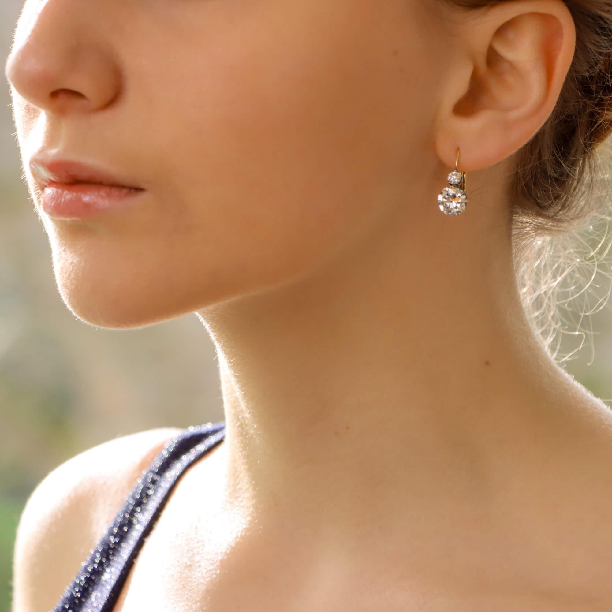 Viktorianisch inspirierte, umwandelbare Cluster-Diamant-Ohrringe aus 18 Karat Gold im Zustand „Gut“ in London, GB