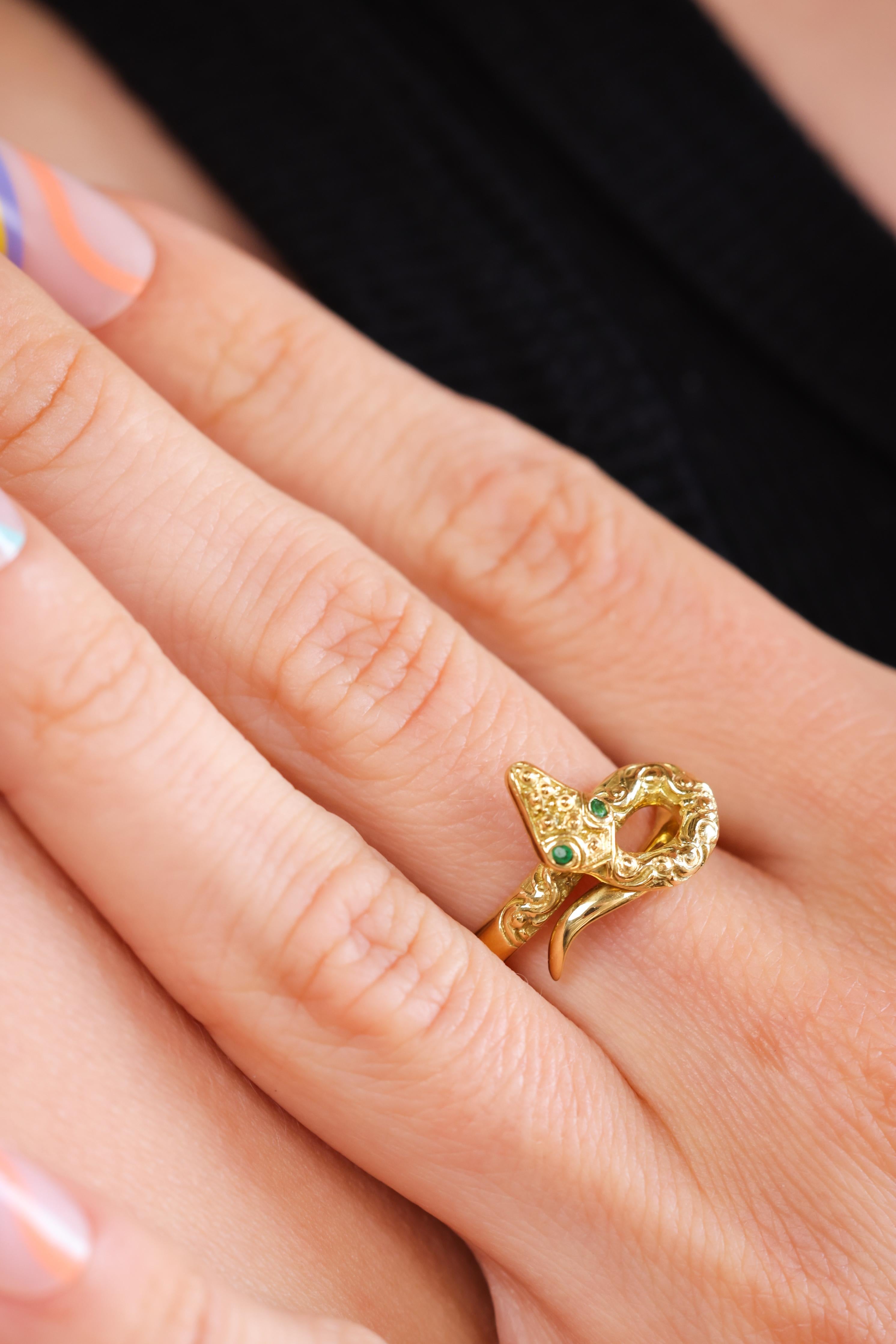 Der beliebte Schlangenring aus dem viktorianischen Zeitalter wird von Trumpet & Horn neu interpretiert. Der Ring aus 18 Karat Gelbgold ist eine moderne Variante eines alten Designs, das vor allem von Königin Victoria geprägt wurde, nachdem Prinz