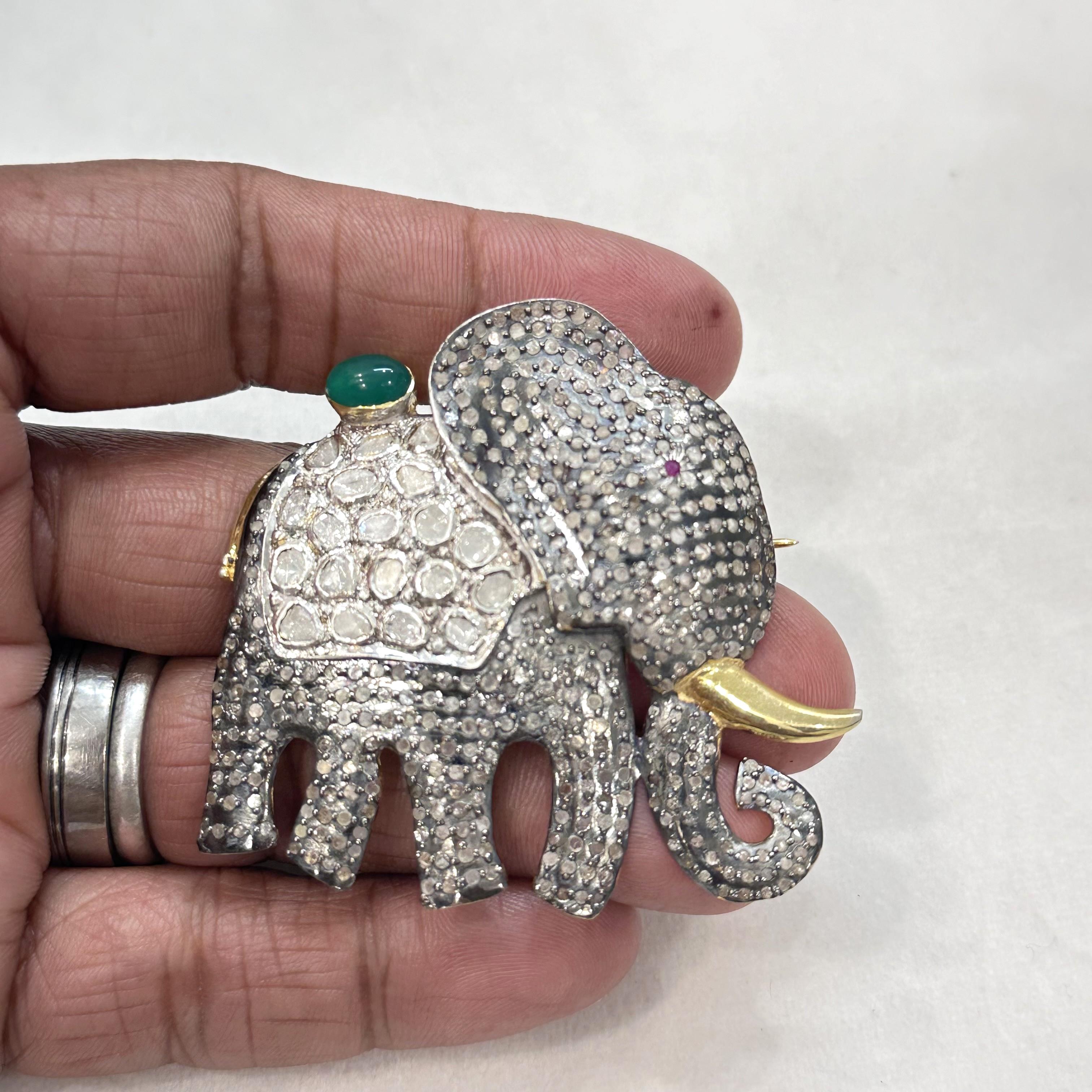 Eleva il tuo stile con la nostra spilla Royal Elephant di ispirazione vittoriana, una vera testimonianza di eleganza senza tempo e di intricata maestria. Questo splendido pezzo da 60 mm è impreziosito da una squisita combinazione di diamanti