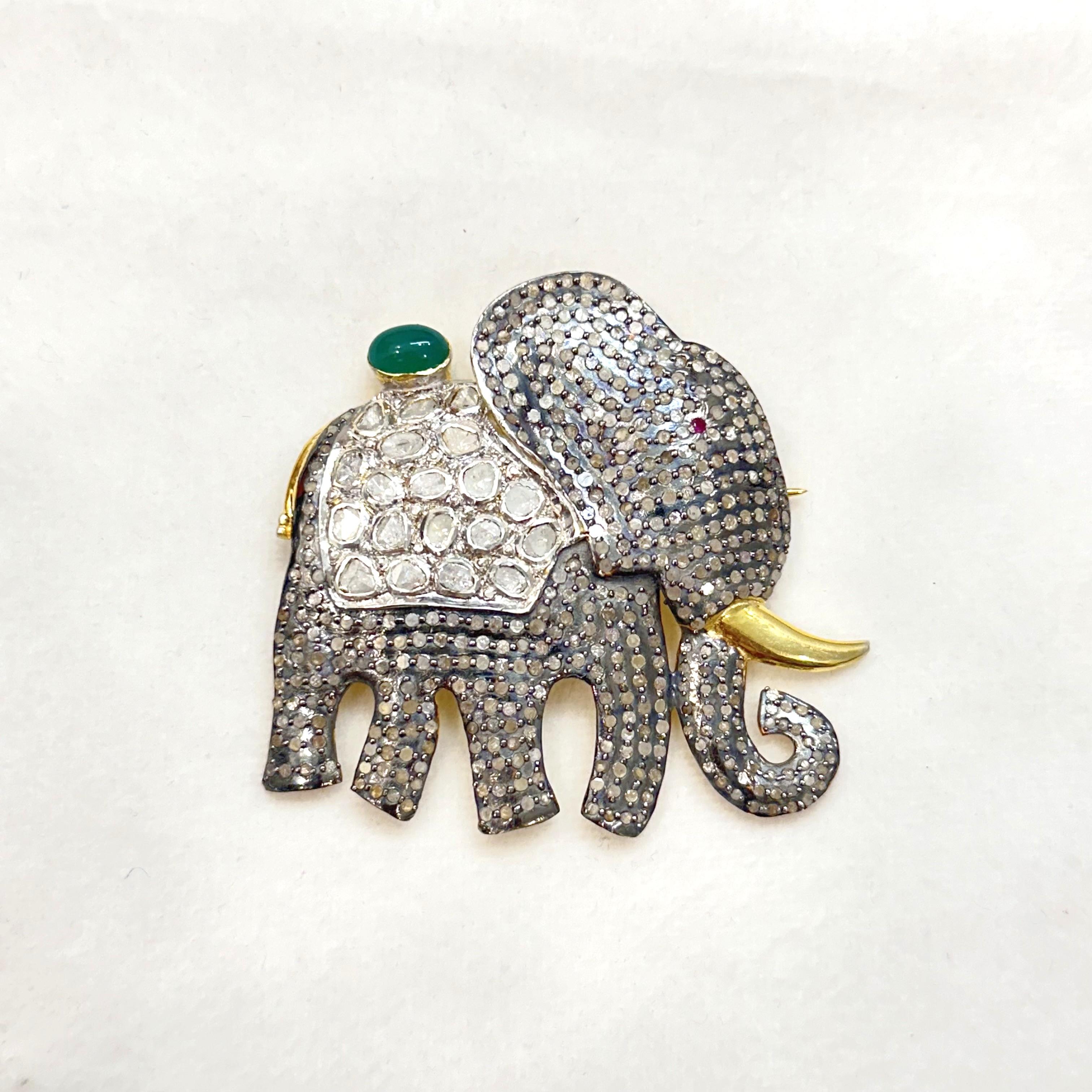 Art Nouveau Spilla in argento di ispirazione vittoriana con diamante naturale taglio rosa non tagliato, smeraldo e rubino in vendita