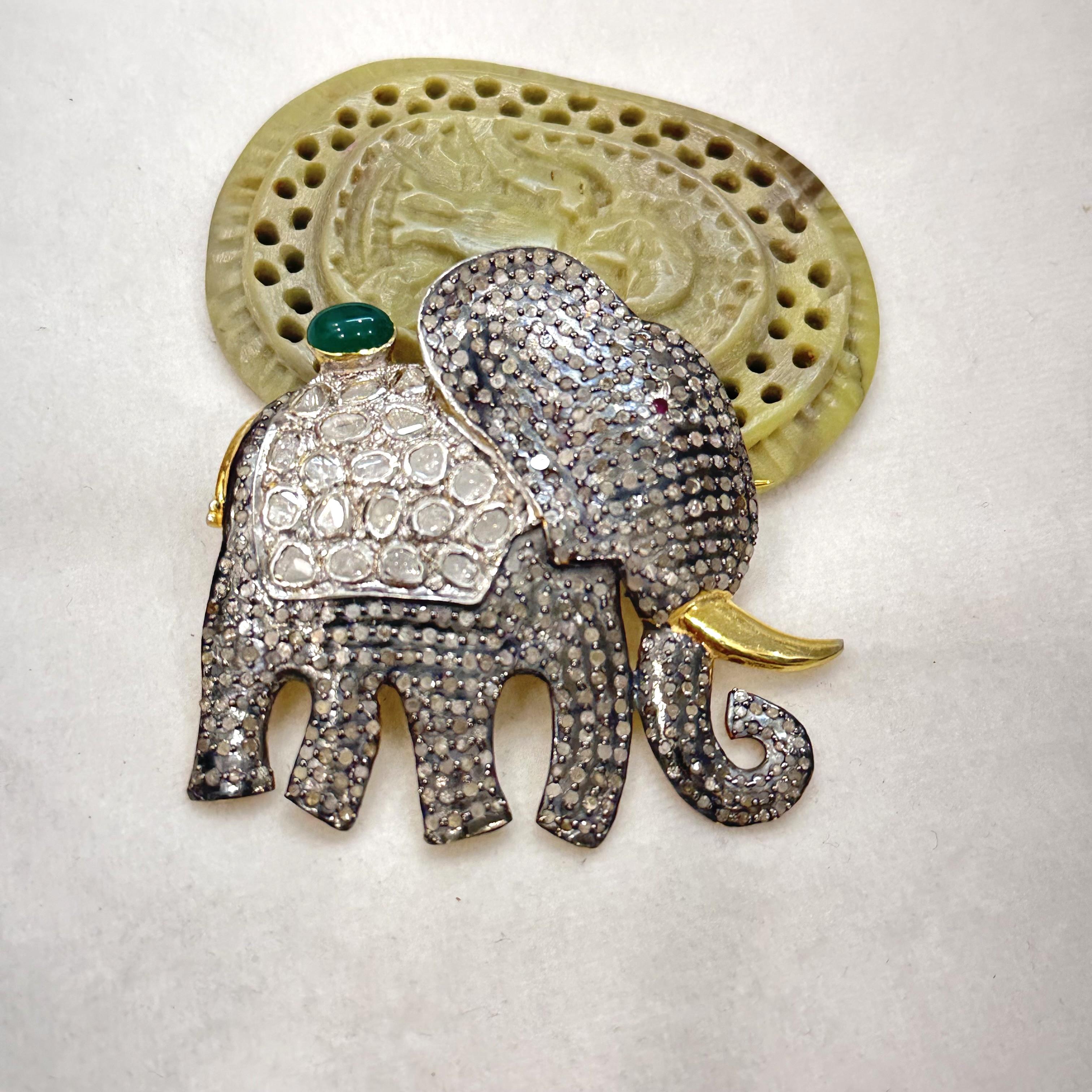 Taglio misto Spilla in argento di ispirazione vittoriana con diamante naturale taglio rosa non tagliato, smeraldo e rubino in vendita
