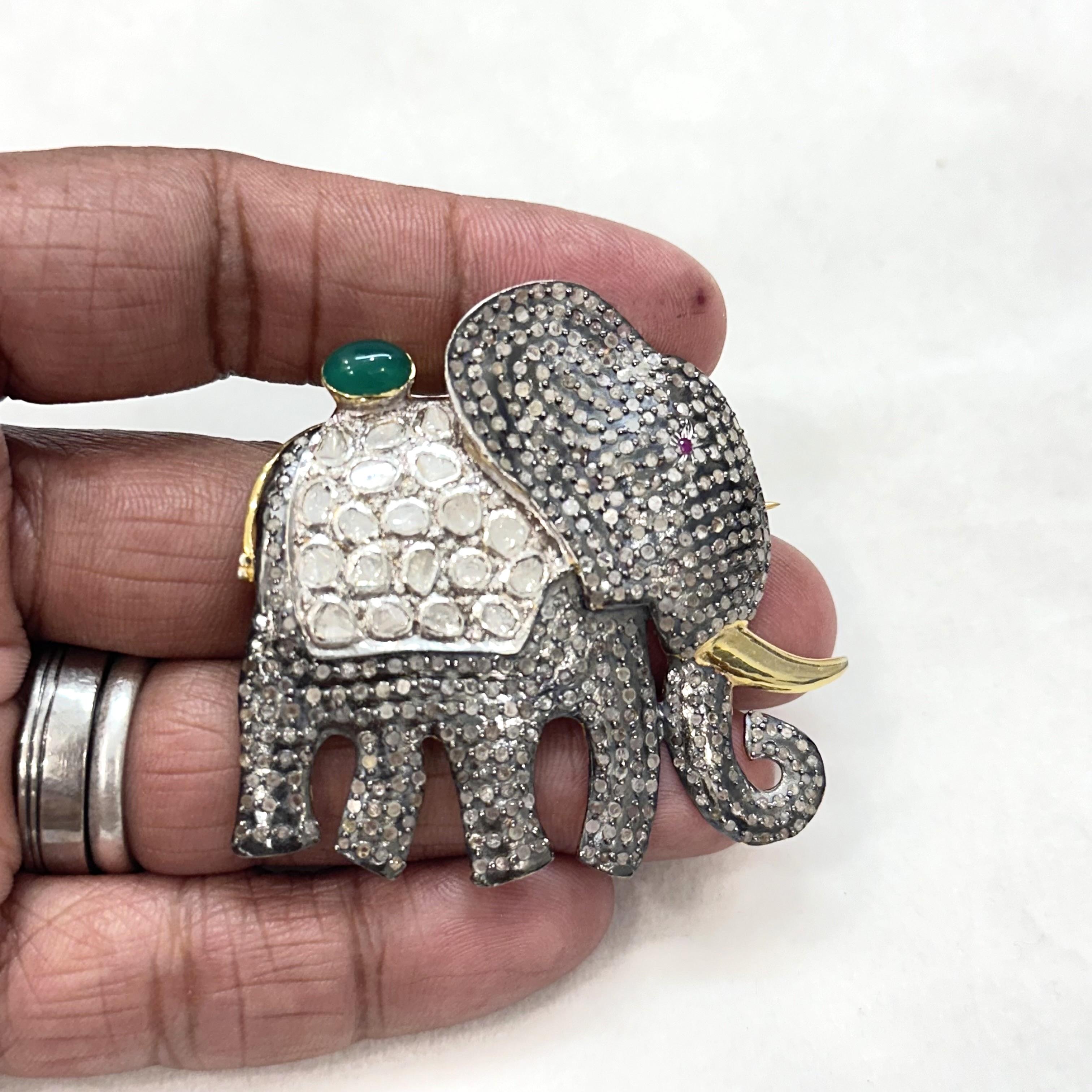Spilla in argento di ispirazione vittoriana con diamante naturale taglio rosa non tagliato, smeraldo e rubino In condizioni Nuovo in vendita a Delhi, DL