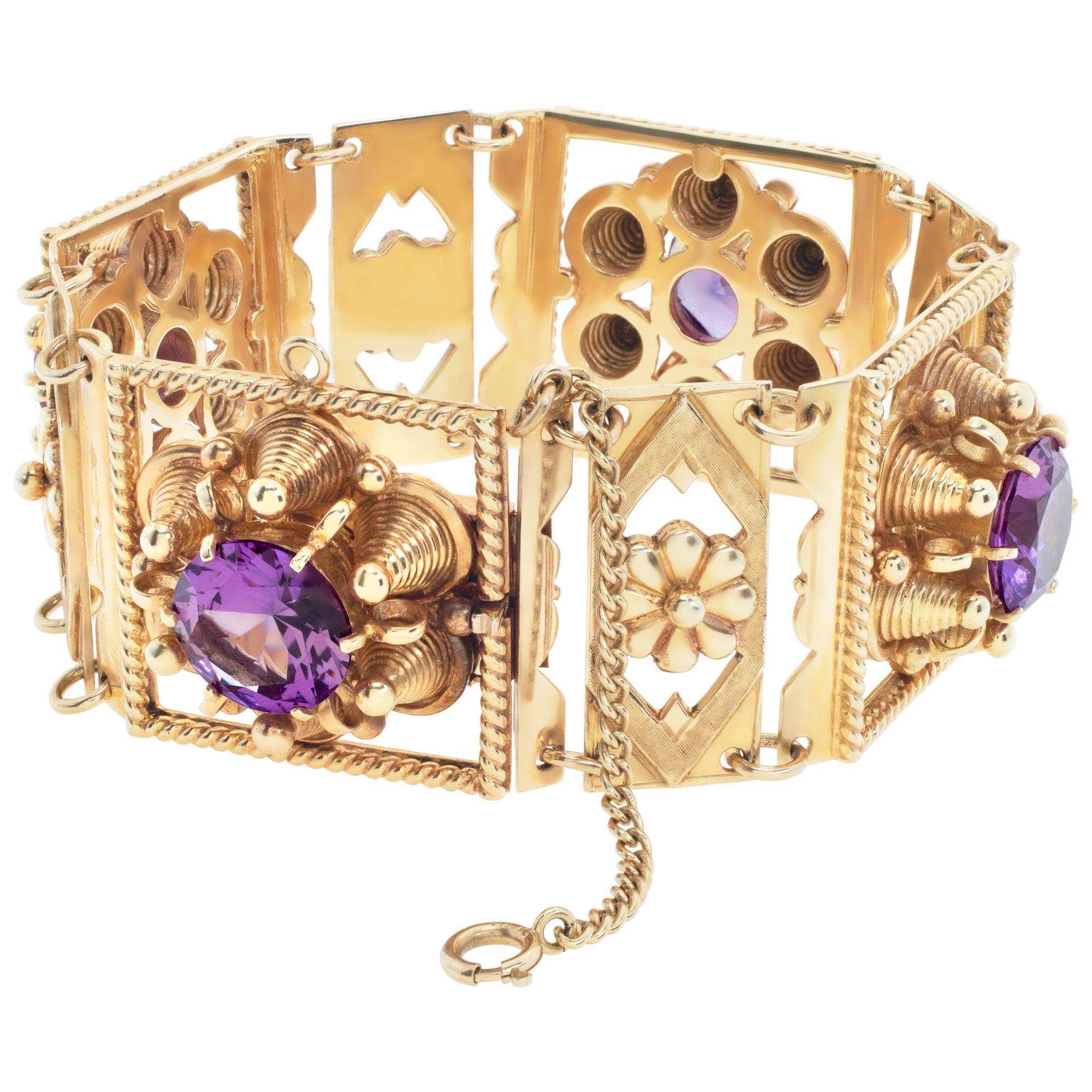 Bracelet d'inspiration victorienne avec quatre pierres roses rondes de taille brillante, serties dans de l'or jaune massif 14K. Longueur 7.50