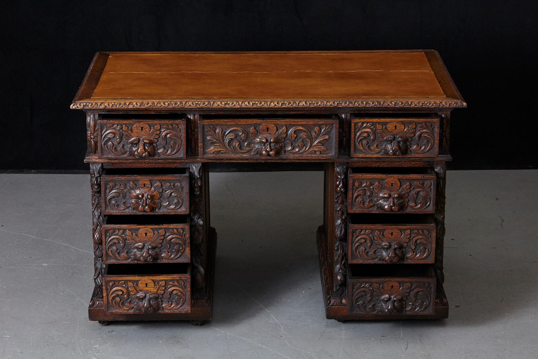 Victorian Intricately Carved Oak Kneehole Desk with Lion Head Handles In Good Condition In Pau, FR