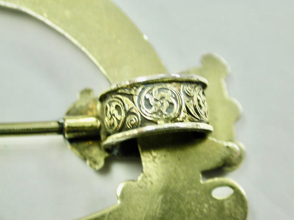 Broche Tara en argent doré irlandais de l'époque victorienne, fabriquée par Waterhouse & Co de Dublin, vers 1860 2