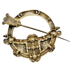 Spilla Tara irlandese vittoriana in argento dorato, realizzata da Waterhouse & Co di Dublino, 1860 ca.