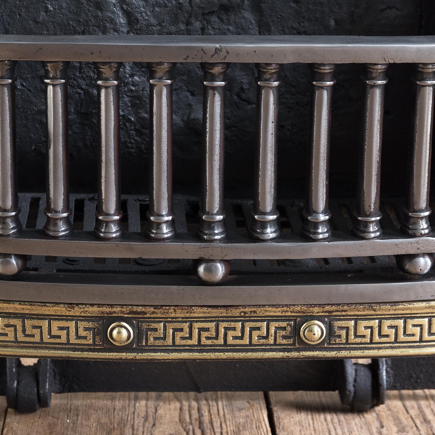 Grille de foyer victorienne en fer et laiton Griffon en vente 4
