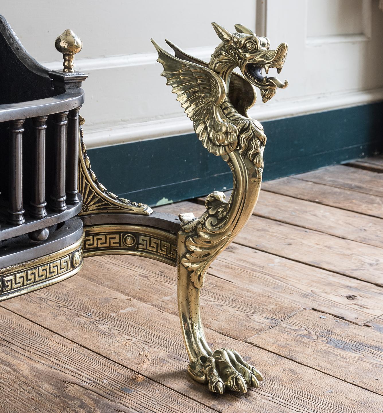 Victorien Grille de foyer victorienne en fer et laiton Griffon en vente