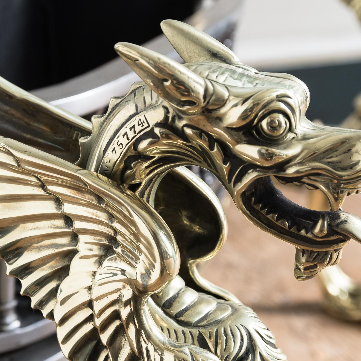 Grille de foyer victorienne en fer et laiton Griffon en vente 1