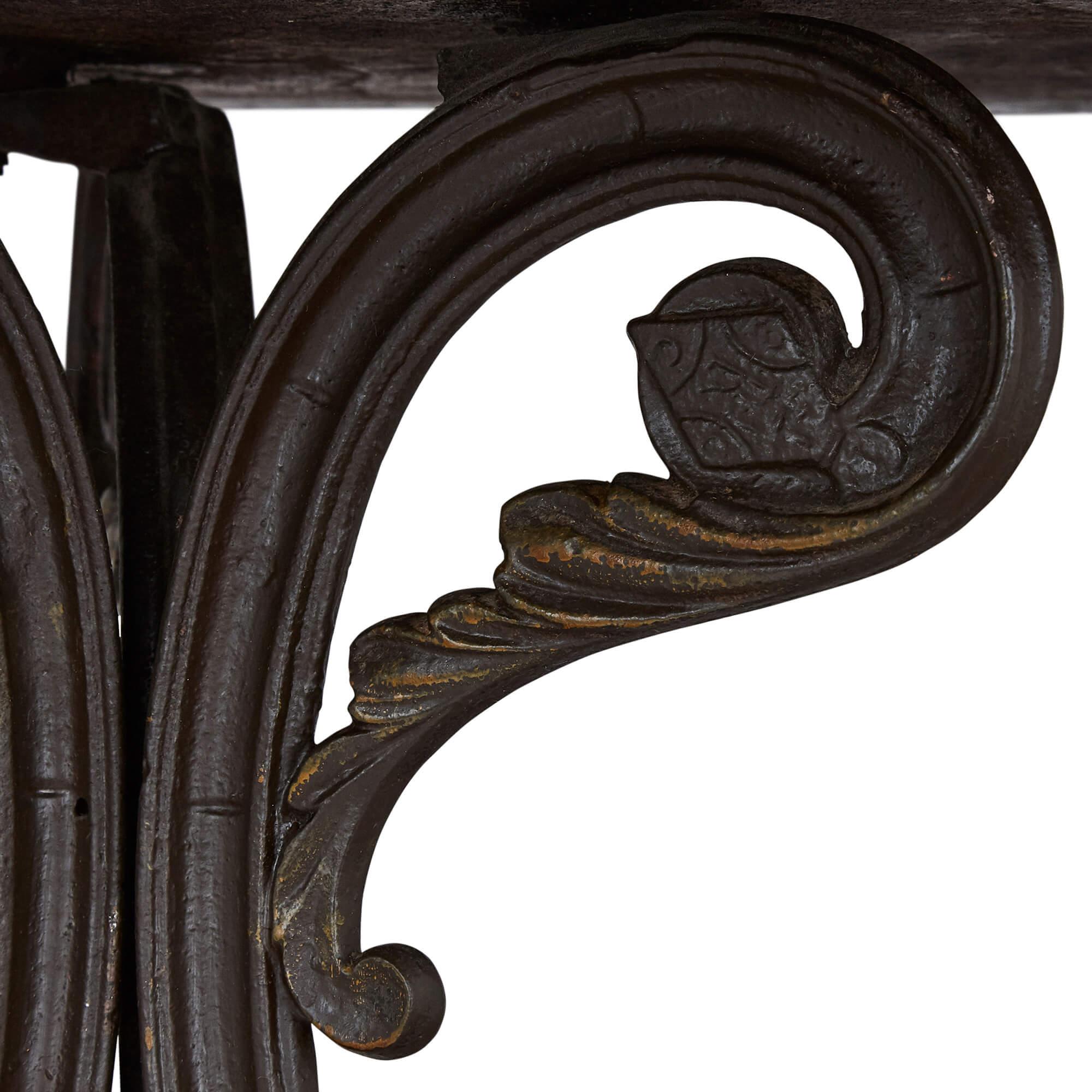 Runder viktorianischer Beistelltisch aus Eisen und Marmor mit Intarsien (Englisch) im Angebot