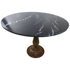 Table de bistrot victorienne à piédestal en fer et plateau en marbre noir