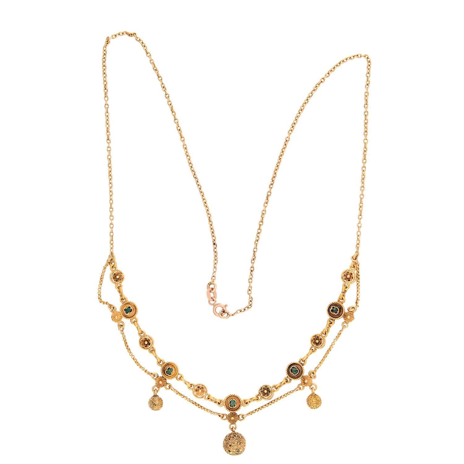 Un'elaborata collana di epoca vittoriana (ca. 1880)! Questo magnifico pezzo è realizzato in oro giallo 18 carati e presenta un design a festoni molto decorativo. La collana inizia con un unico filo di catena a cavo, per poi passare a un design a
