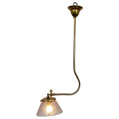 Plafonnier victorien en J avec abat-jour en verre gravé