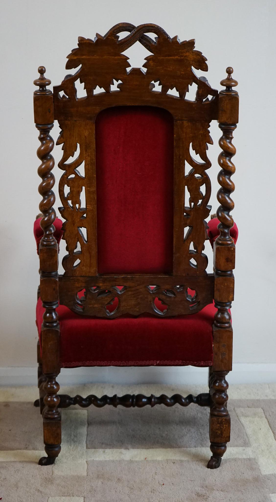 Chaise à trône victorienne en bois sculpté de style Revive Jacobean en vente 3
