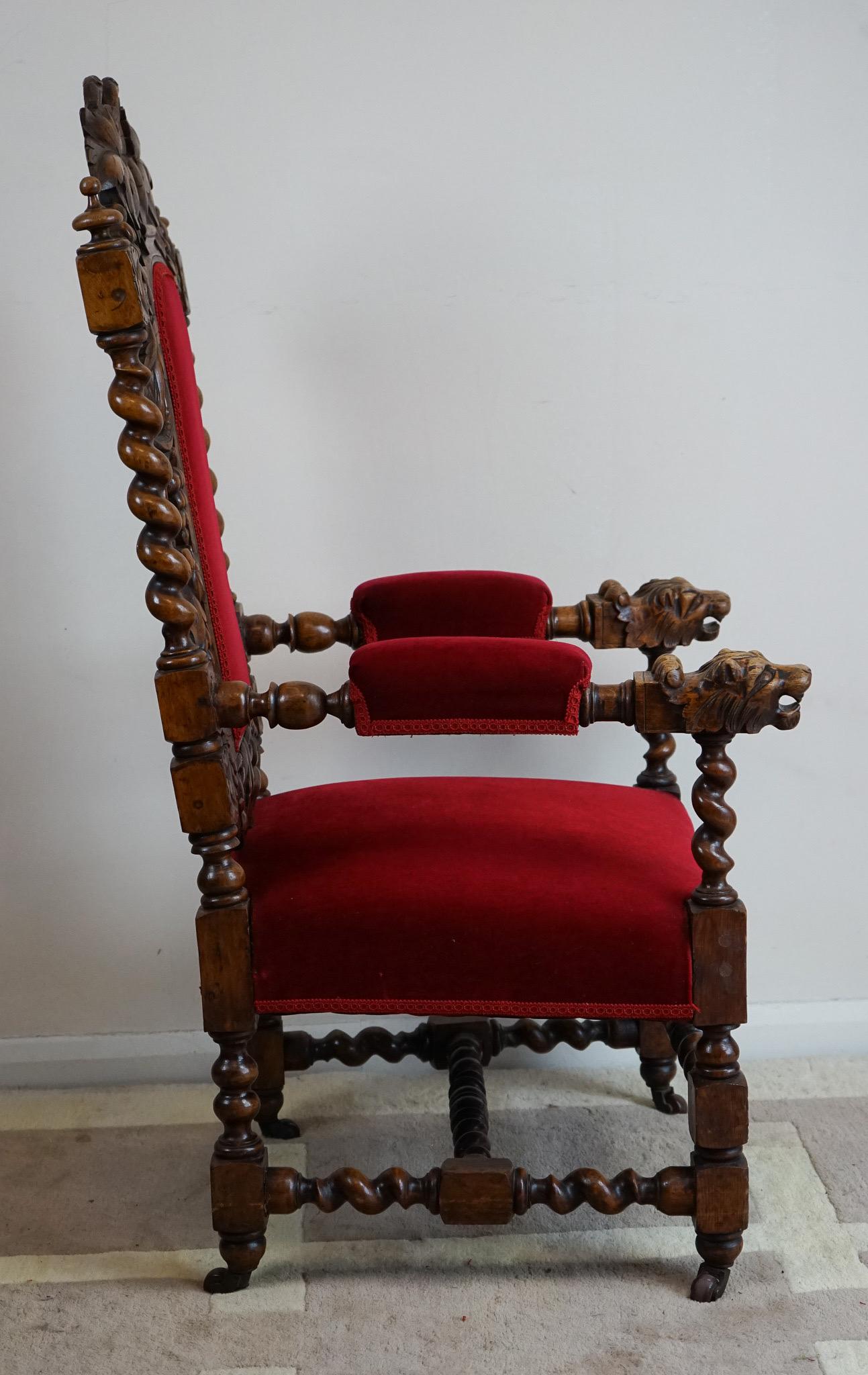 Jacobéen Chaise à trône victorienne en bois sculpté de style Revive Jacobean en vente