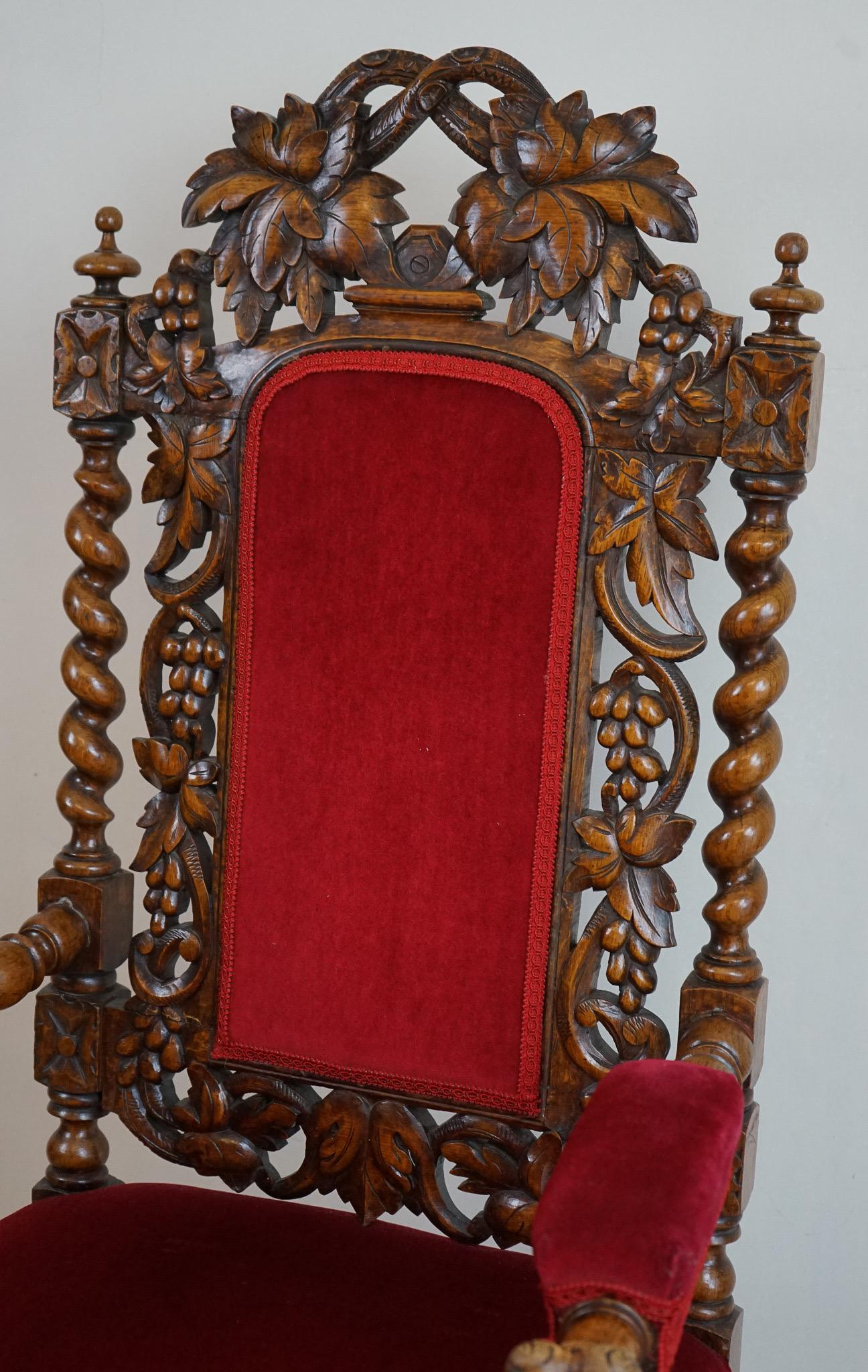 Britannique Chaise à trône victorienne en bois sculpté de style Revive Jacobean en vente
