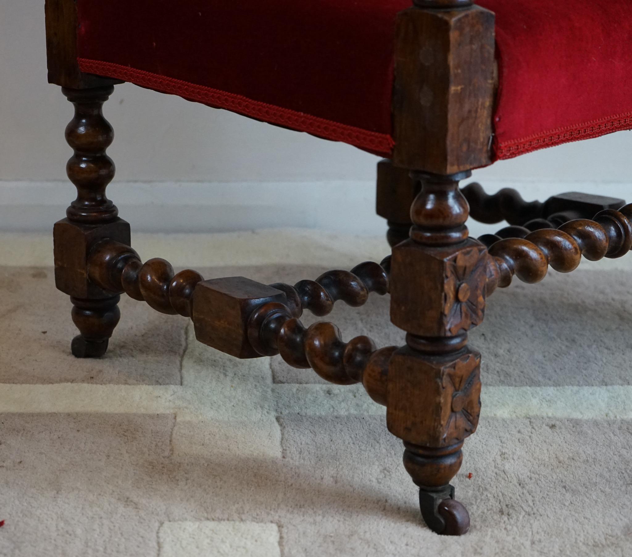 Sculpté Chaise à trône victorienne en bois sculpté de style Revive Jacobean en vente