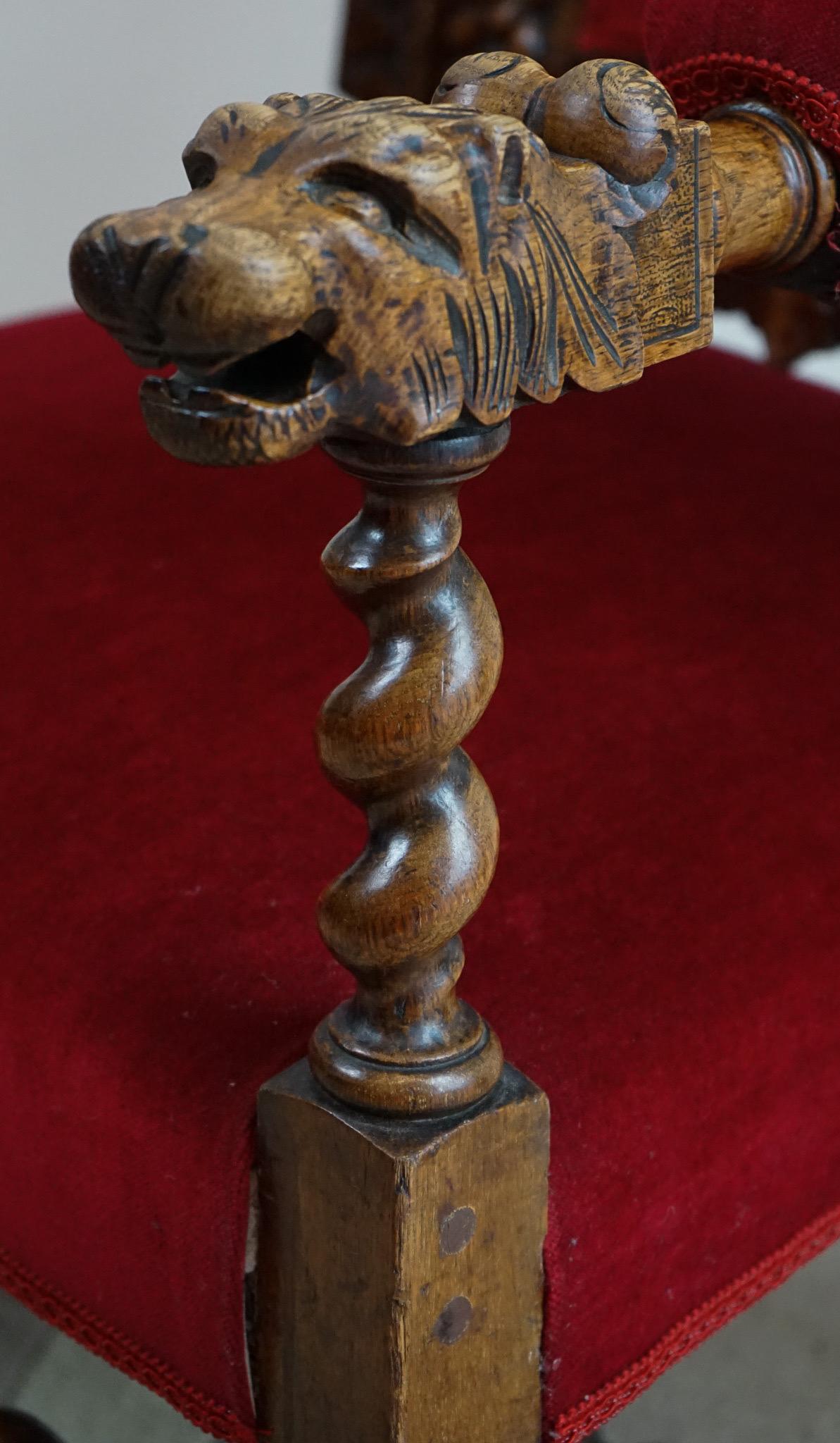 Milieu du XIXe siècle Chaise à trône victorienne en bois sculpté de style Revive Jacobean en vente