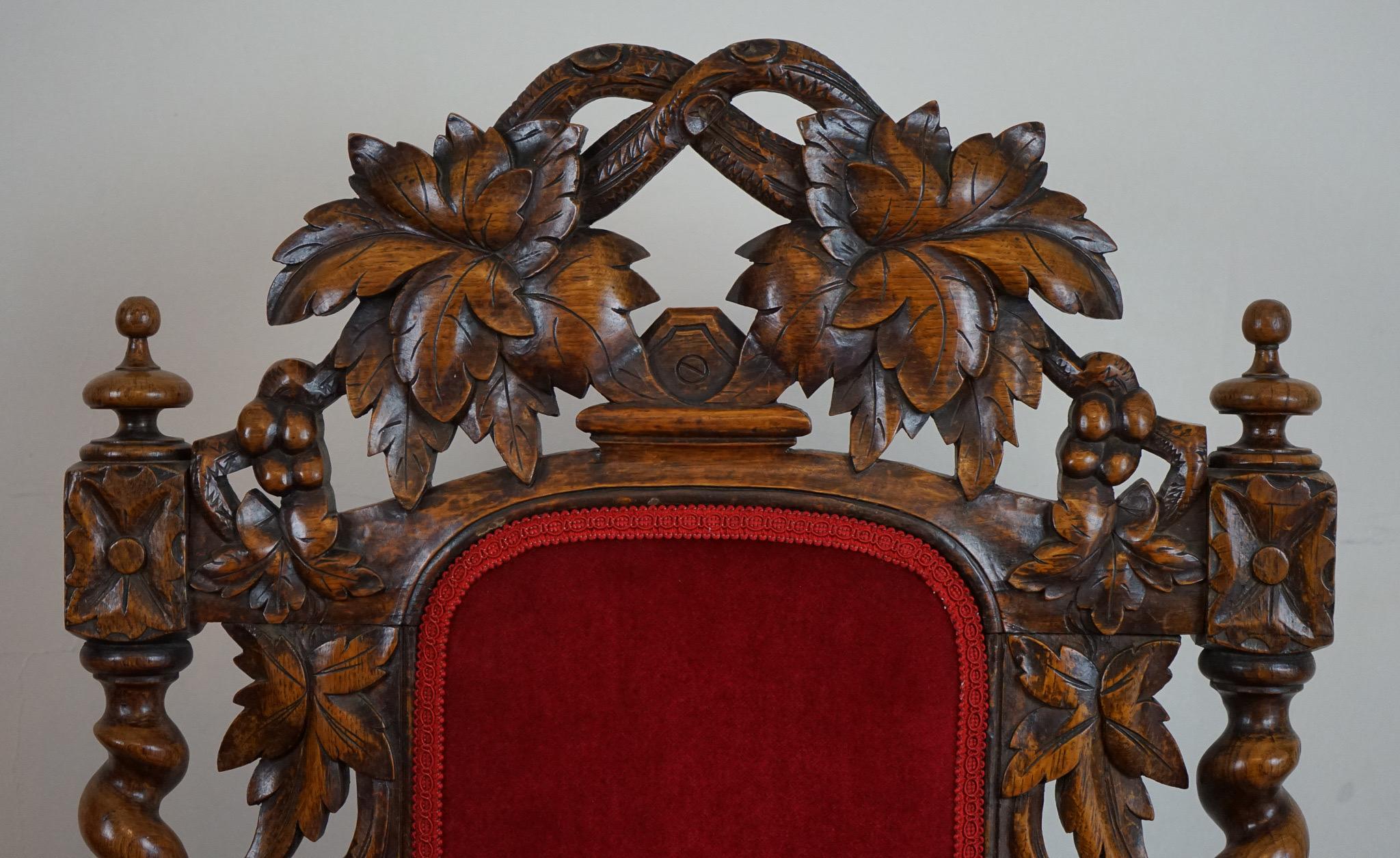 Milieu du XIXe siècle Chaise à trône victorienne en bois sculpté de style Revive Jacobean en vente