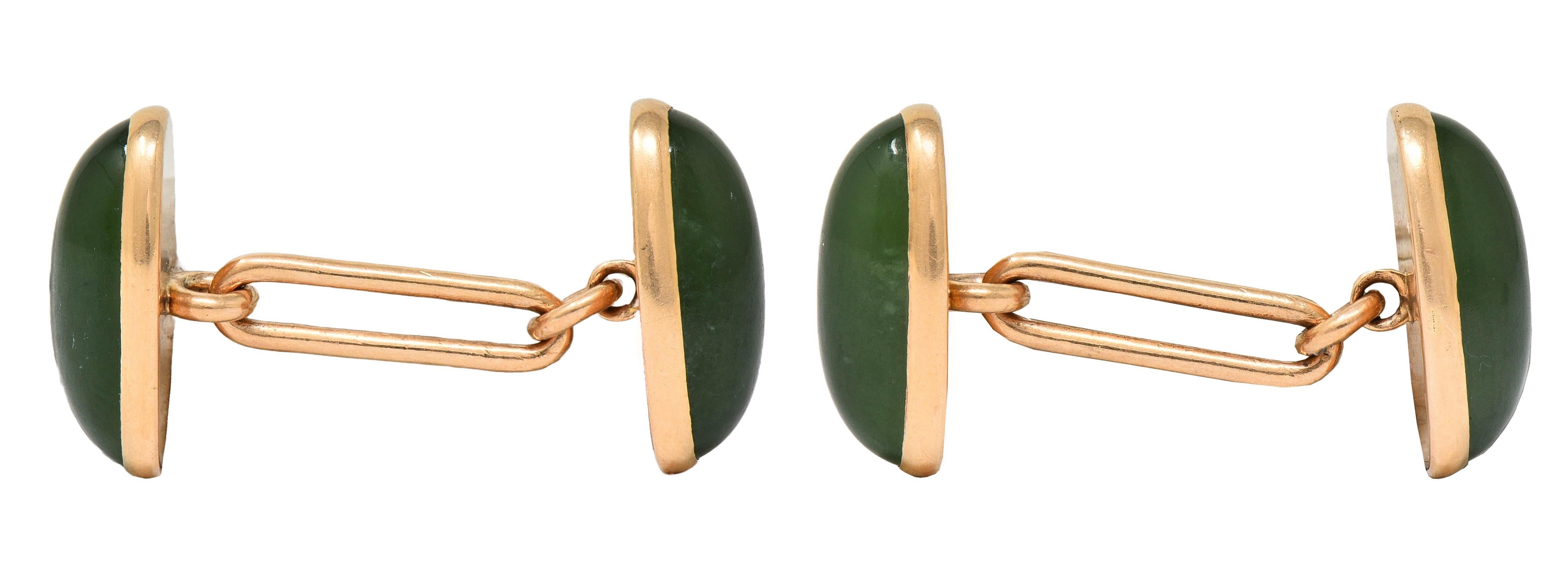 Diseñados como gemelos estilo eslabón que terminan en caras ovaladas
Cada una centrando un cabujón de jadeíta de 8,0 x 16,0 mm
Color verde medio translúcido
Separados mediante enlace clip
Probado como oro de 14 quilates
Alrededor de: 1890
Medida de