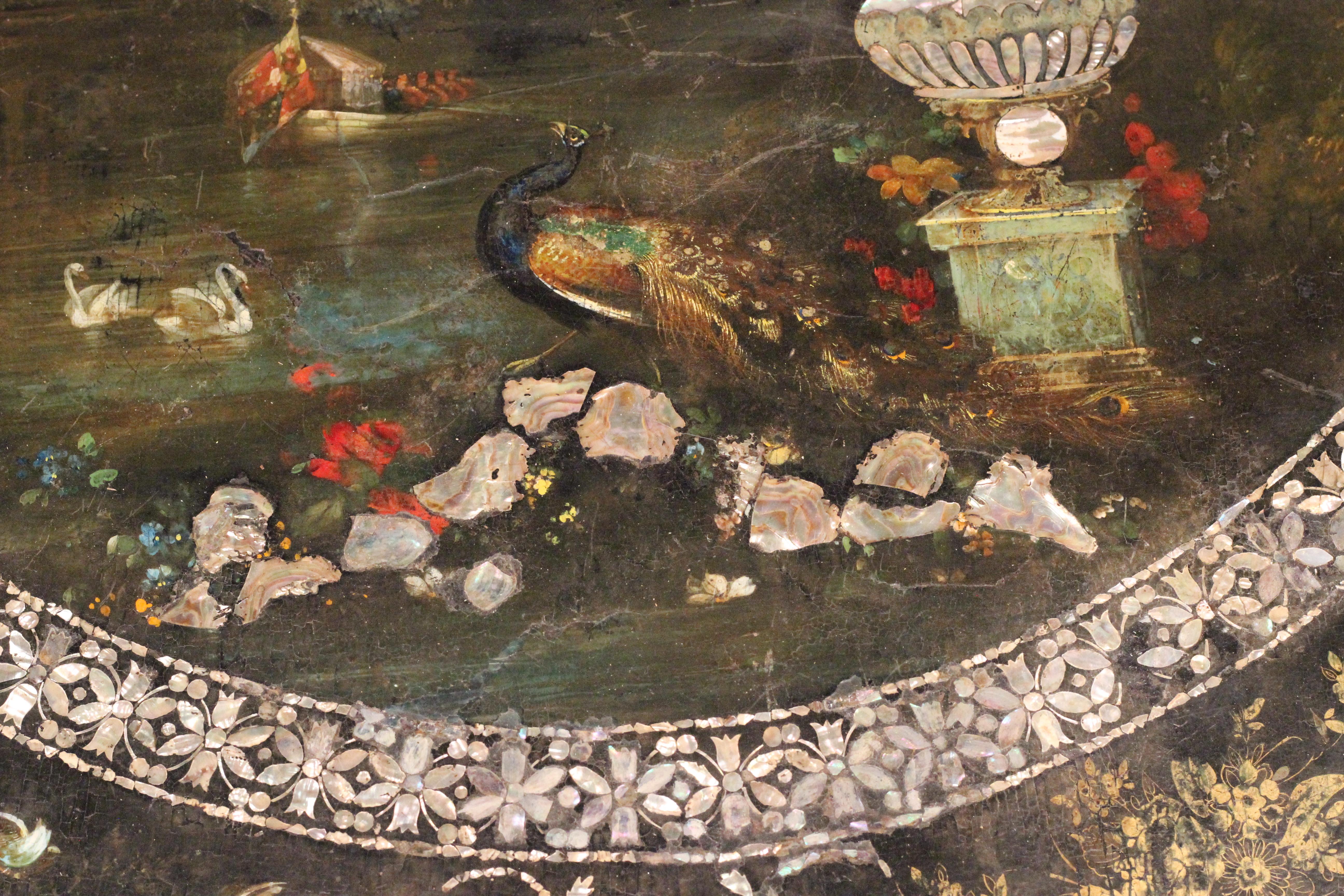 Mesa basculante victoriana de papel maché con incrustaciones de nácar, c.1850 pintada a mano en venta 4