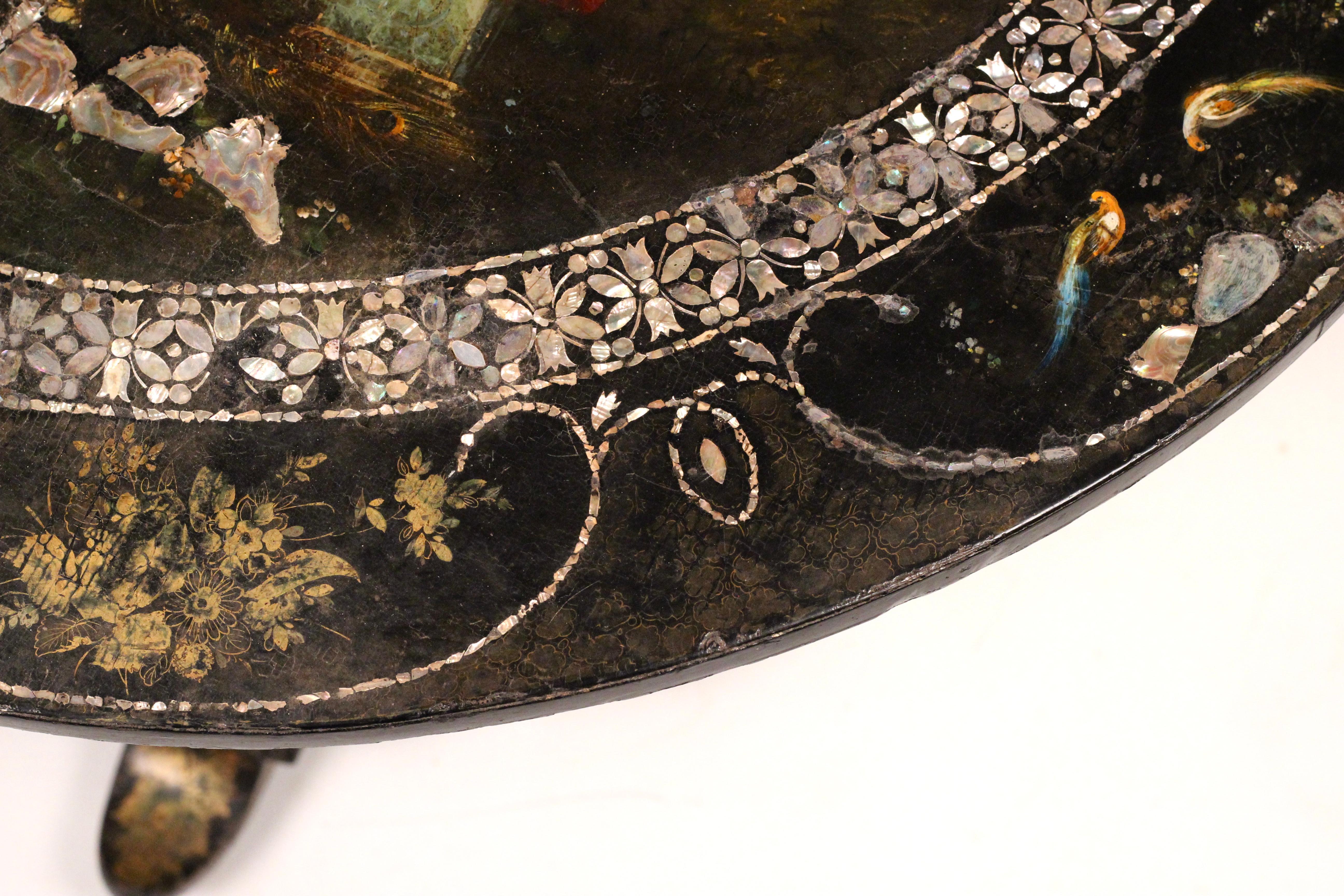 Mesa basculante victoriana de papel maché con incrustaciones de nácar, c.1850 pintada a mano en venta 5