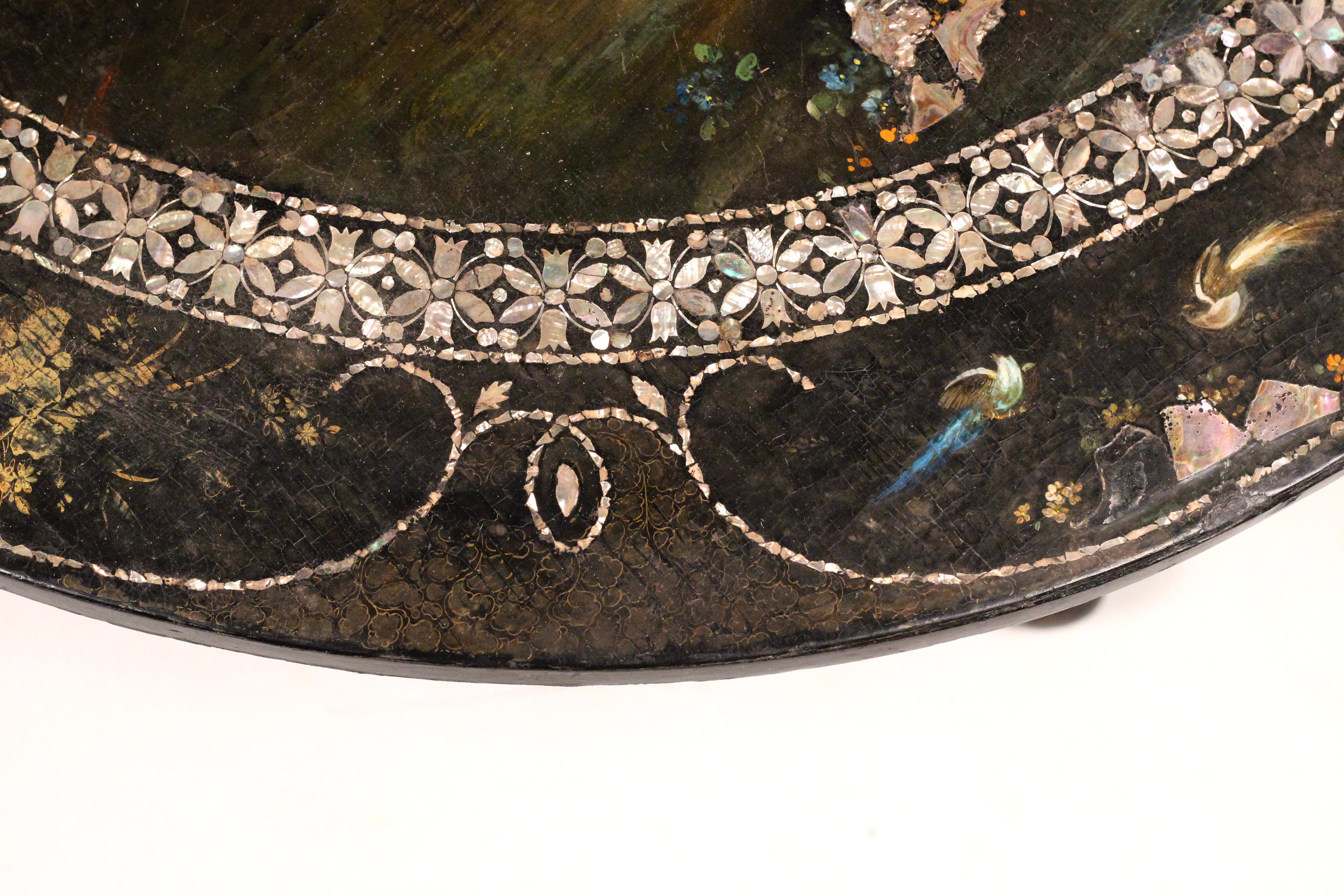 Mesa basculante victoriana de papel maché con incrustaciones de nácar, c.1850 pintada a mano en venta 6