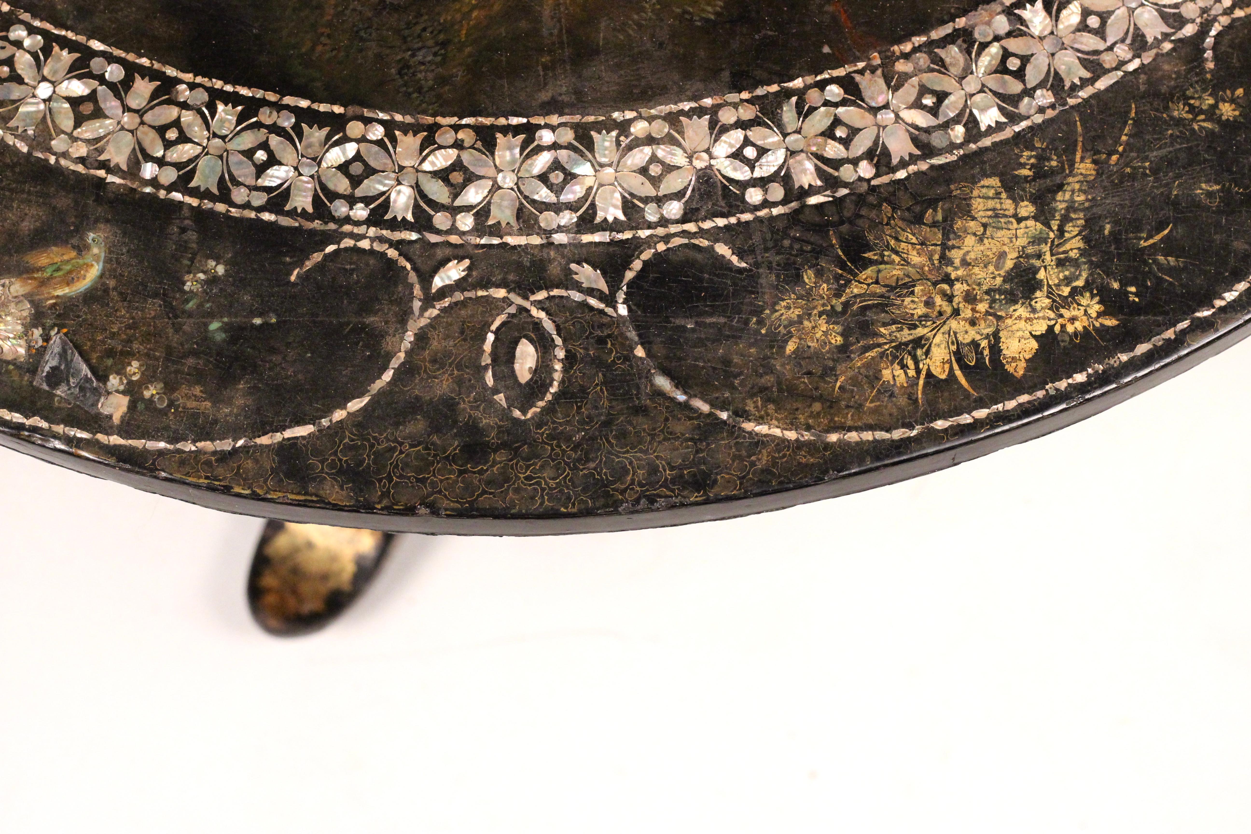 Mesa basculante victoriana de papel maché con incrustaciones de nácar, c.1850 pintada a mano en venta 7