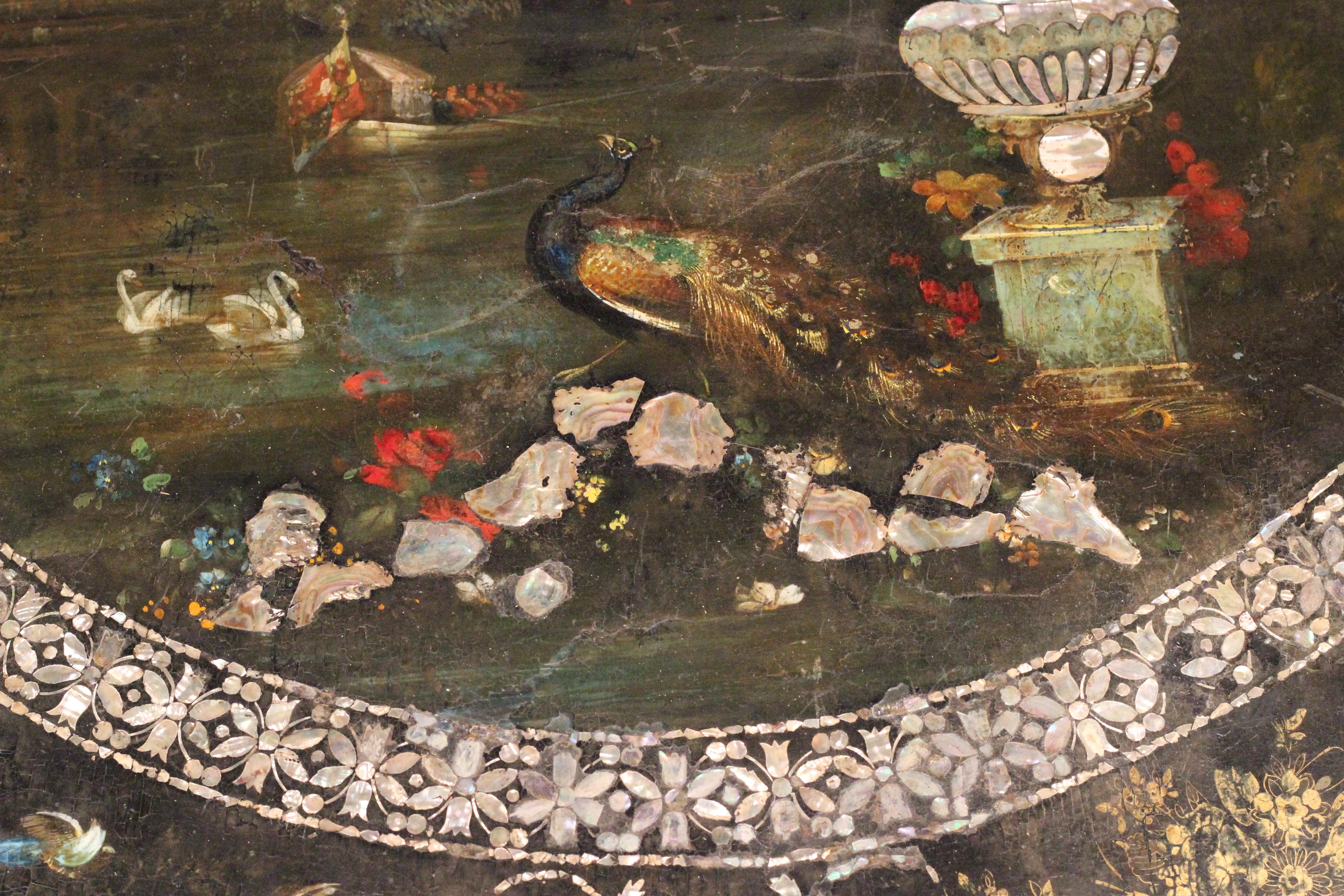 Mesa basculante victoriana de papel maché con incrustaciones de nácar, c.1850 pintada a mano en venta 8