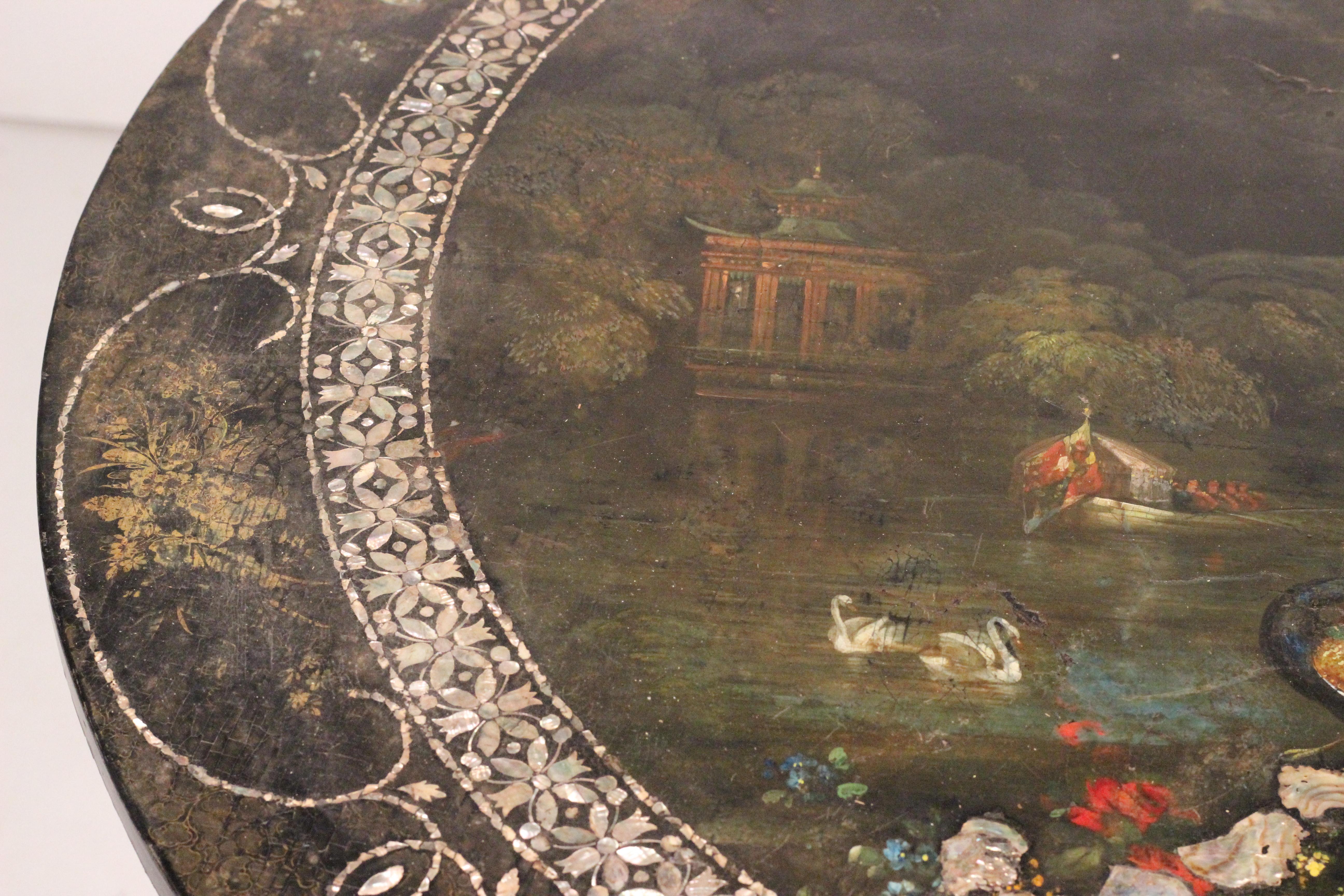 Mesa basculante victoriana de papel maché con incrustaciones de nácar, c.1850 pintada a mano en venta 10