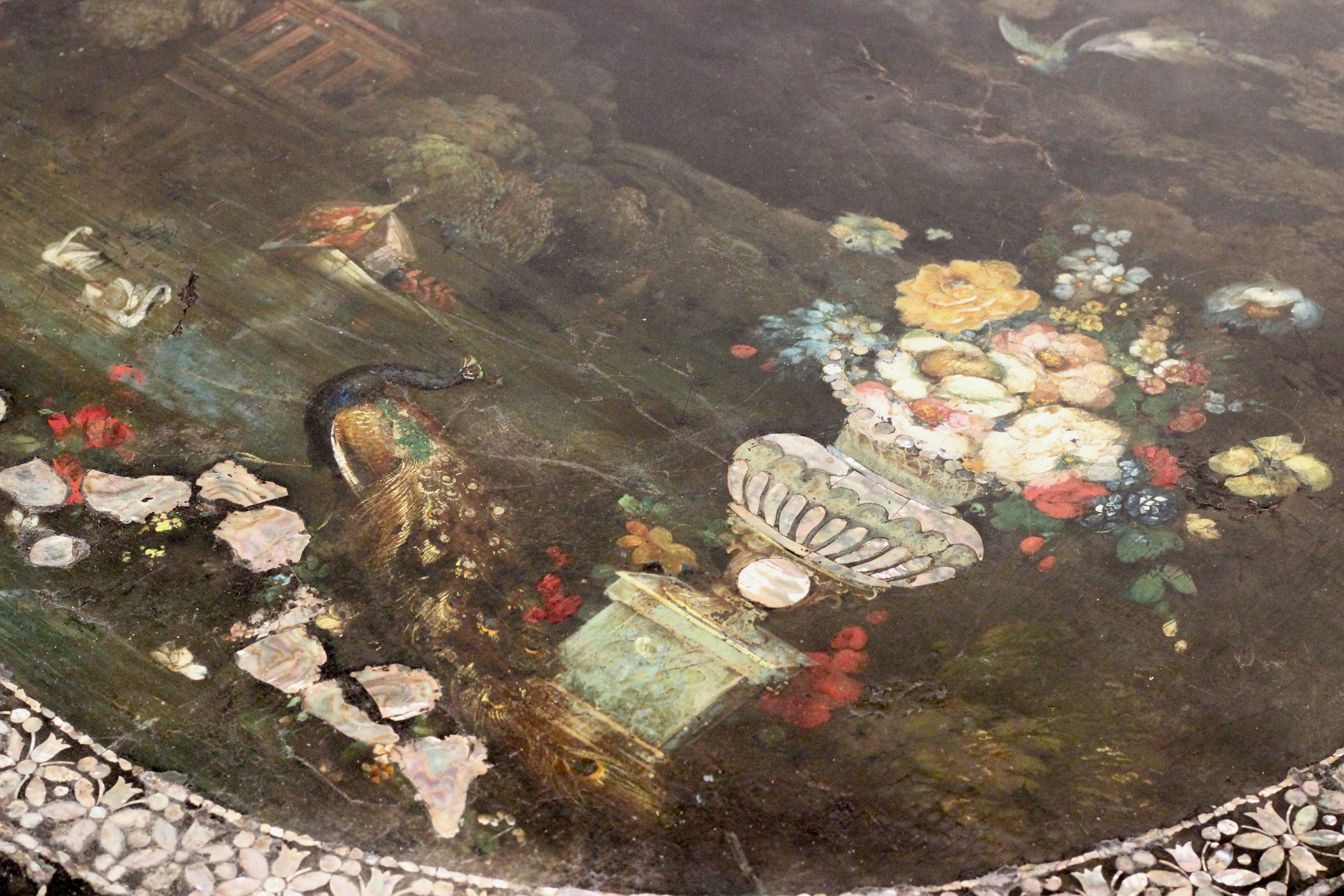 Mesa basculante victoriana de papel maché con incrustaciones de nácar, c.1850 pintada a mano en venta 11