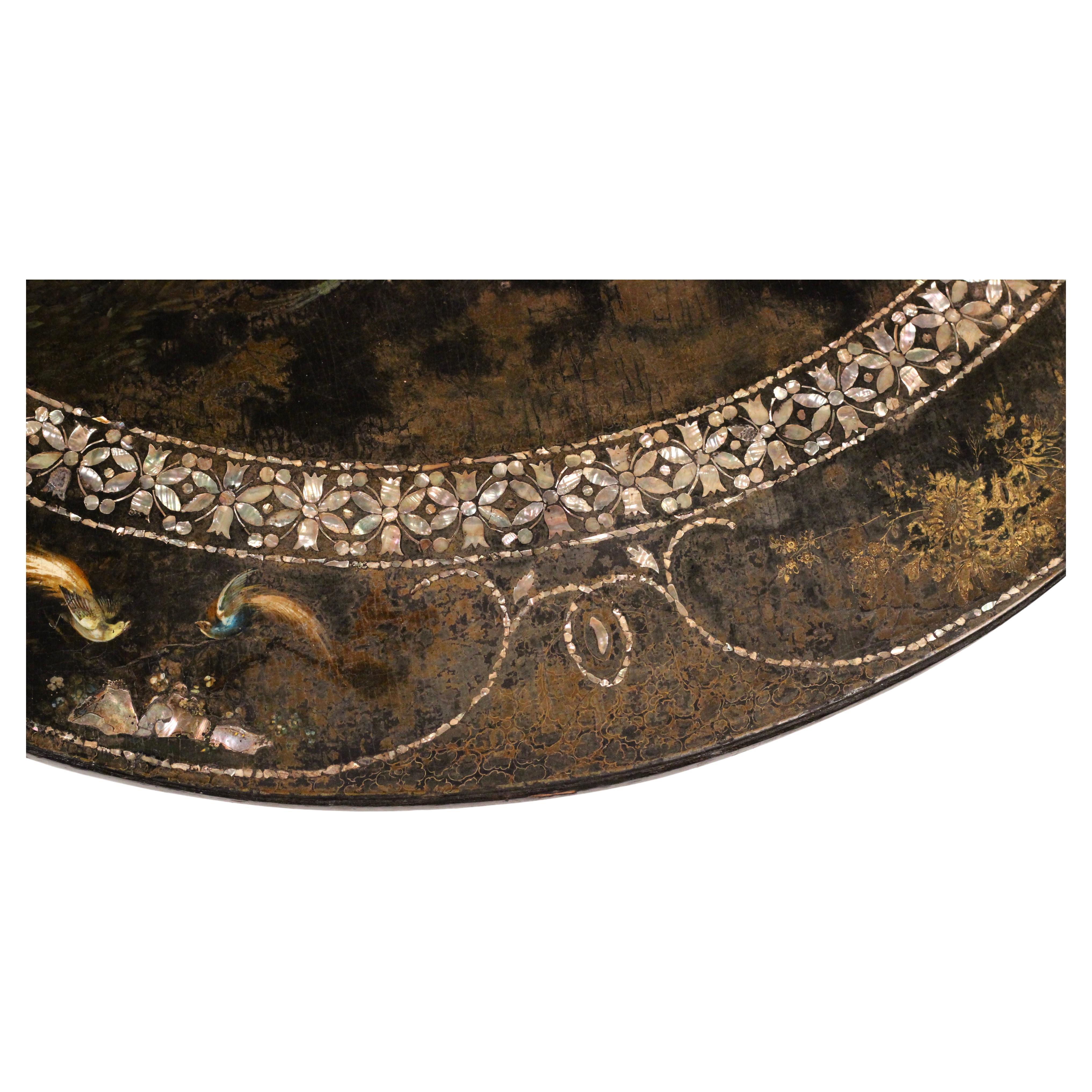 Mesa Victoriana con Tapa Basculante de Papel Maché con Incrustaciones de Japán y Nácar, Inglaterra, c. 1850

Llamativa mesa inglesa con tablero basculante de mediados del siglo XIX, magistralmente elaborada en papel maché con decoración japonizada y