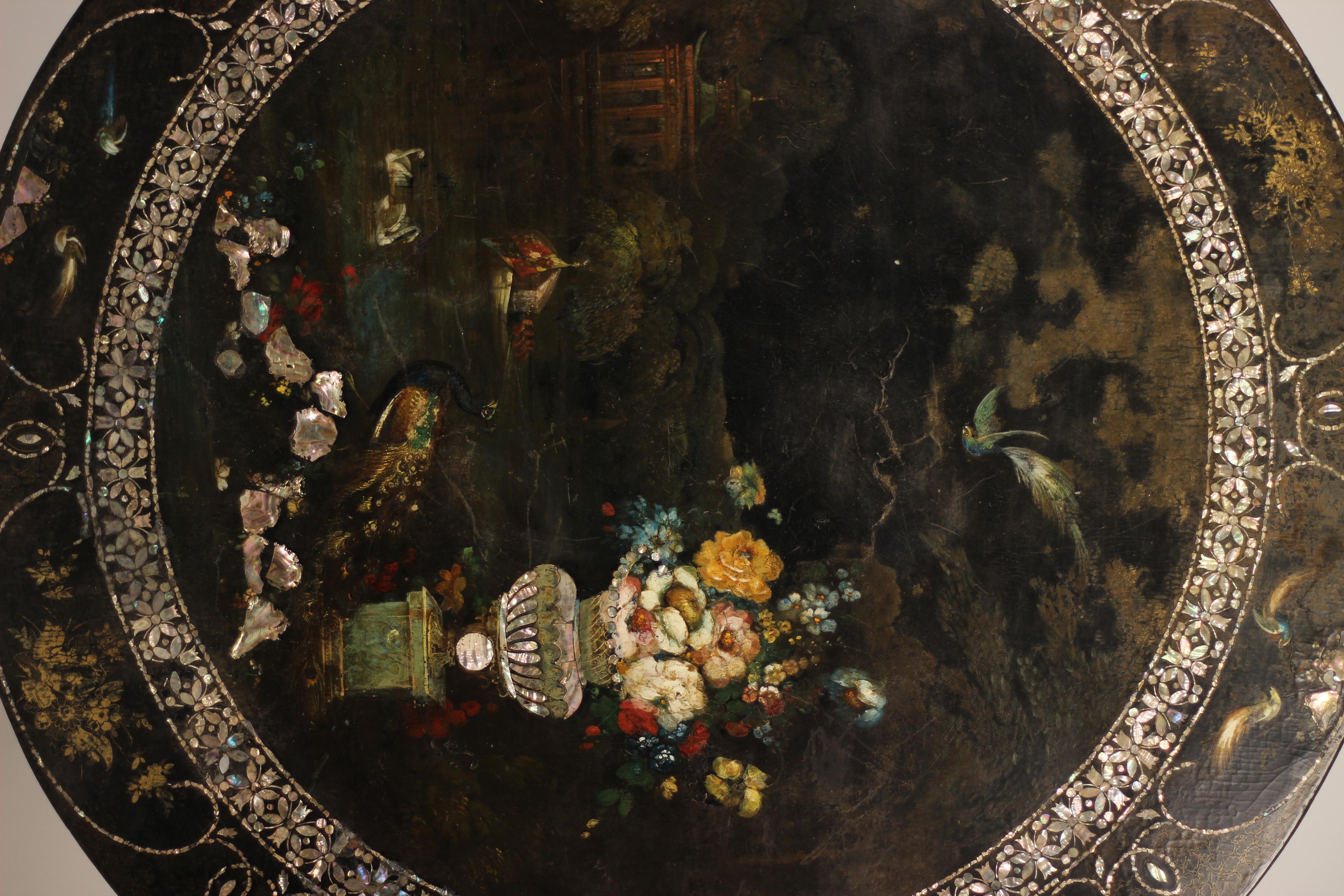 Mesa basculante victoriana de papel maché con incrustaciones de nácar, c.1850 pintada a mano en venta 12