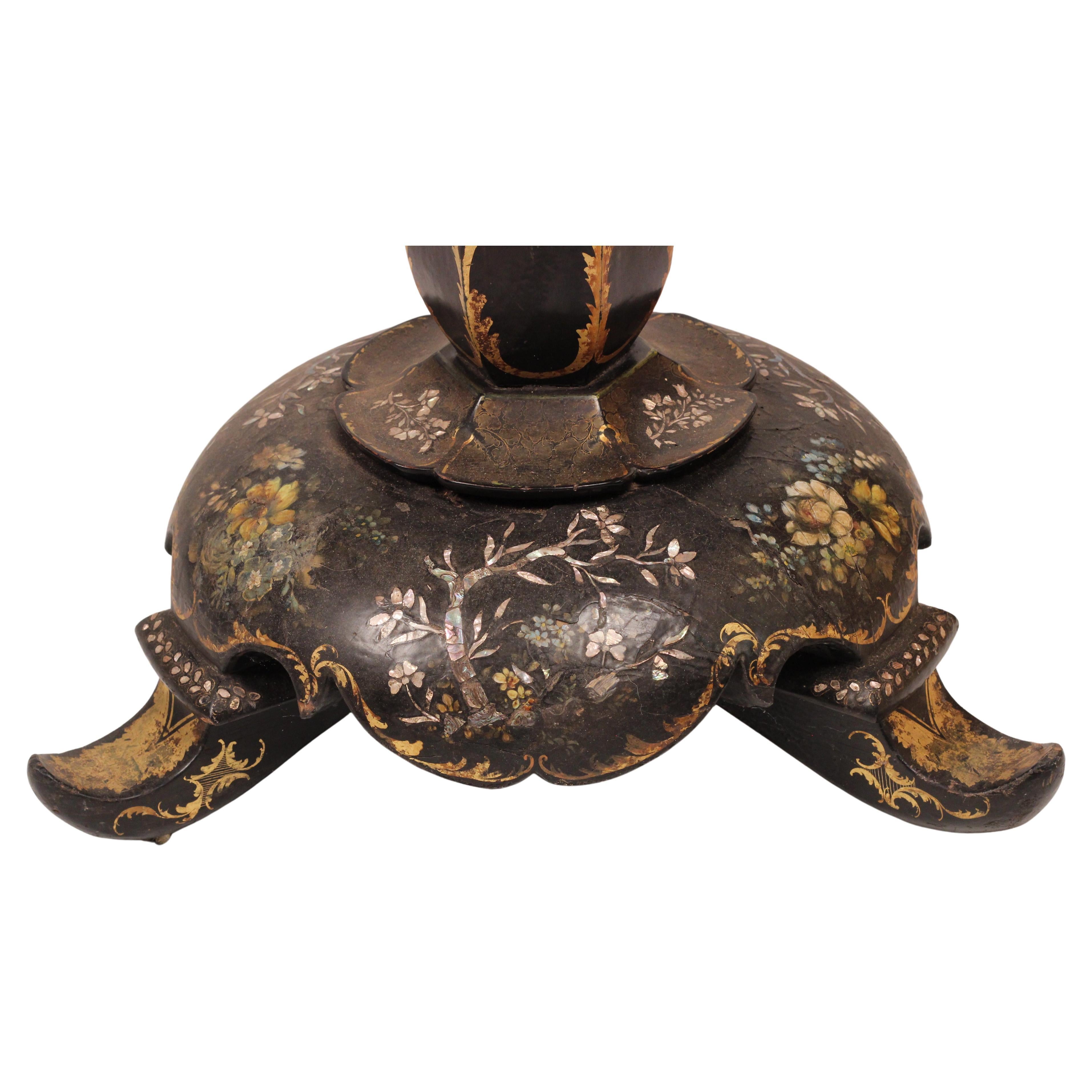 Mesa basculante victoriana de papel maché con incrustaciones de nácar, c.1850 pintada a mano Japonizado en venta
