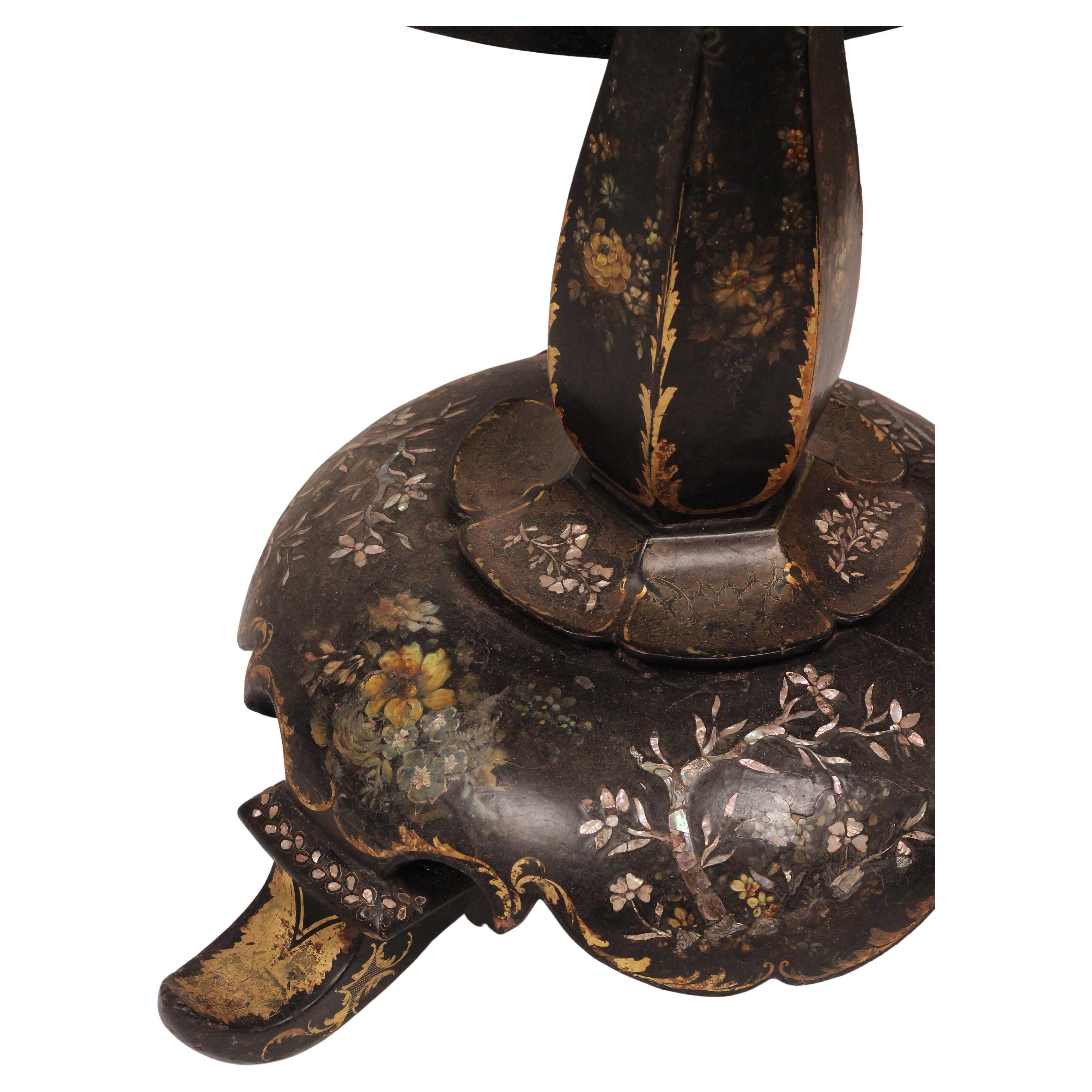 Mesa basculante victoriana de papel maché con incrustaciones de nácar, c.1850 pintada a mano en Bueno estado para la venta en London, GB