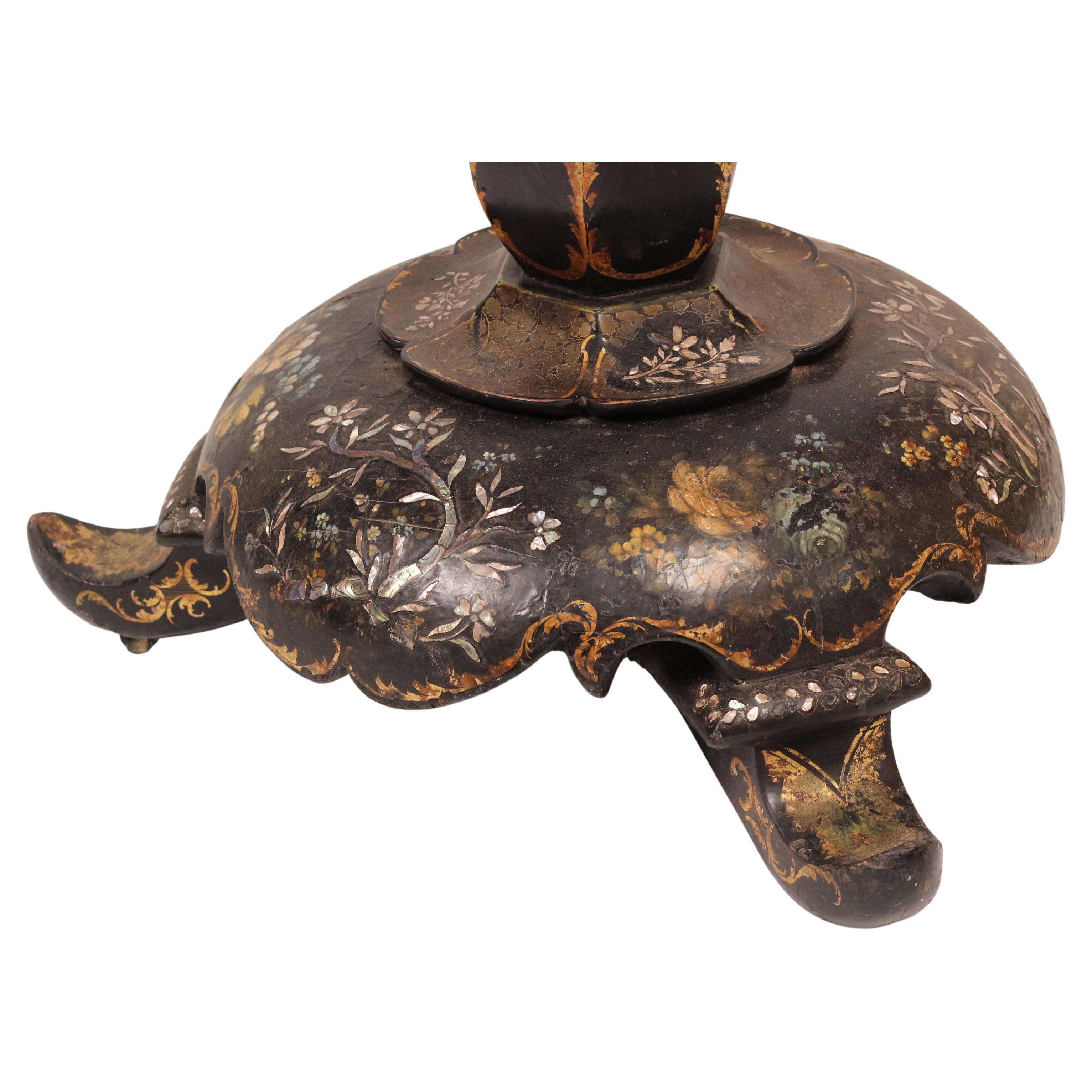 Mesa basculante victoriana de papel maché con incrustaciones de nácar, c.1850 pintada a mano Mediados del siglo XIX en venta