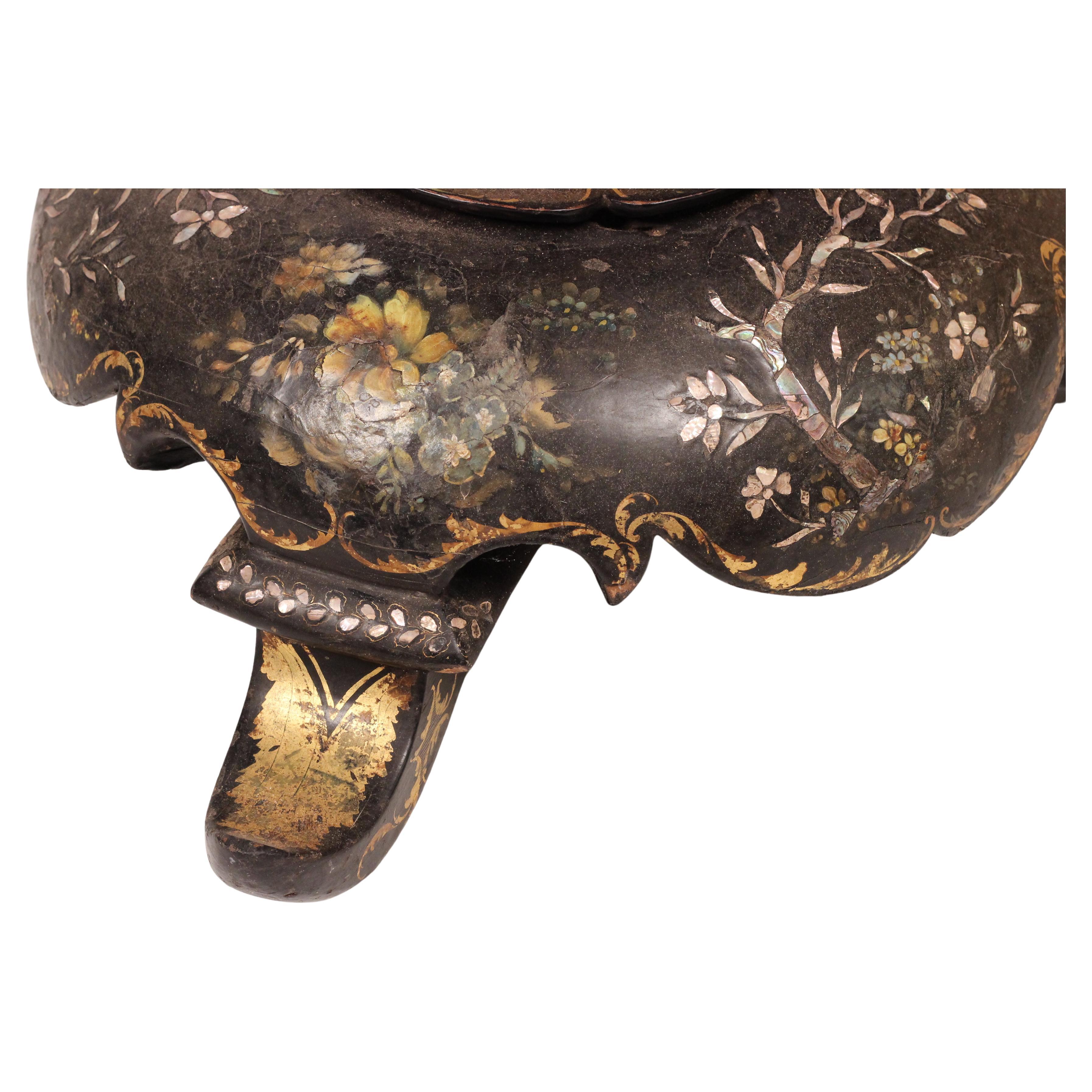 Mesa basculante victoriana de papel maché con incrustaciones de nácar, c.1850 pintada a mano Papel en venta