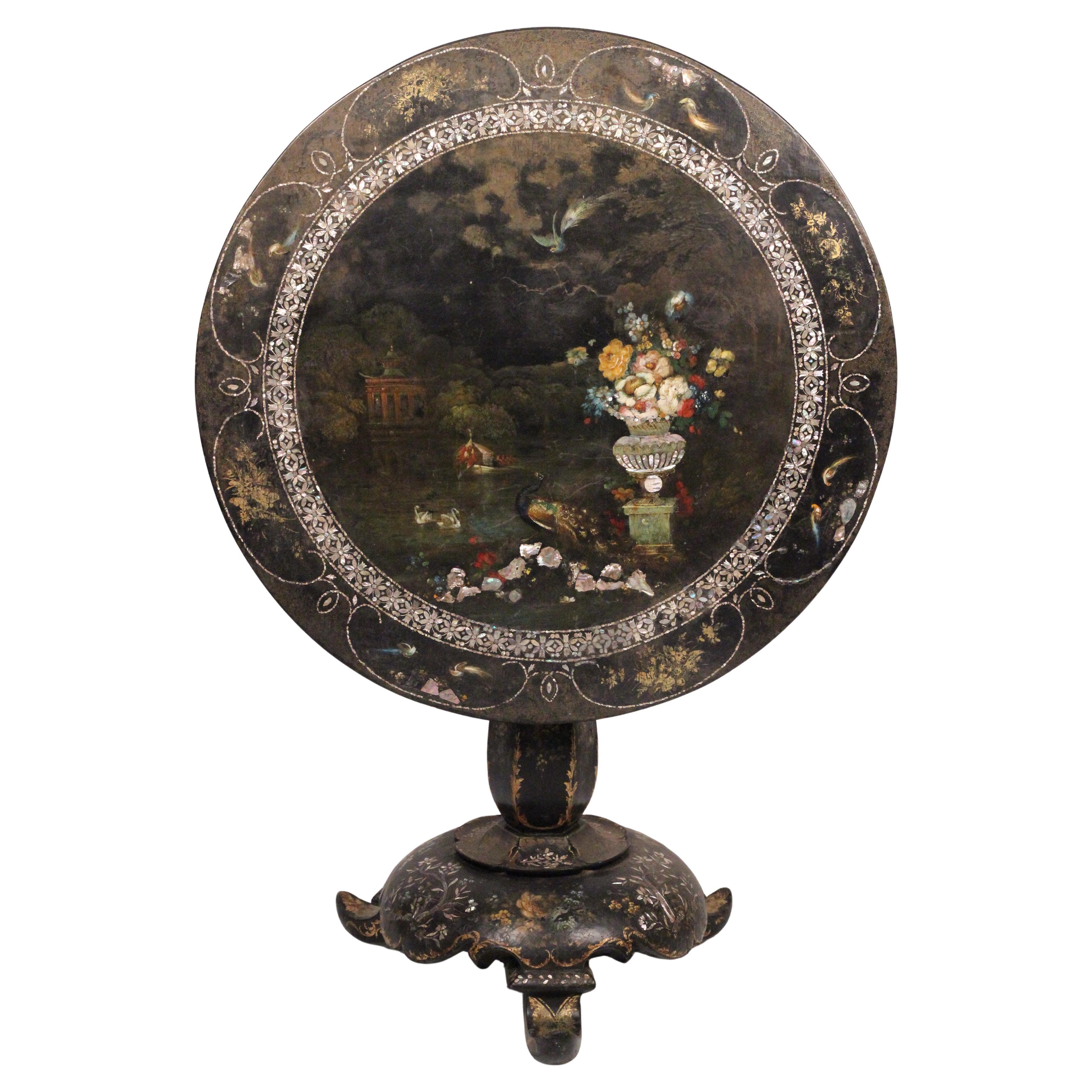 Mesa basculante victoriana de papel maché con incrustaciones de nácar, c.1850 pintada a mano en venta