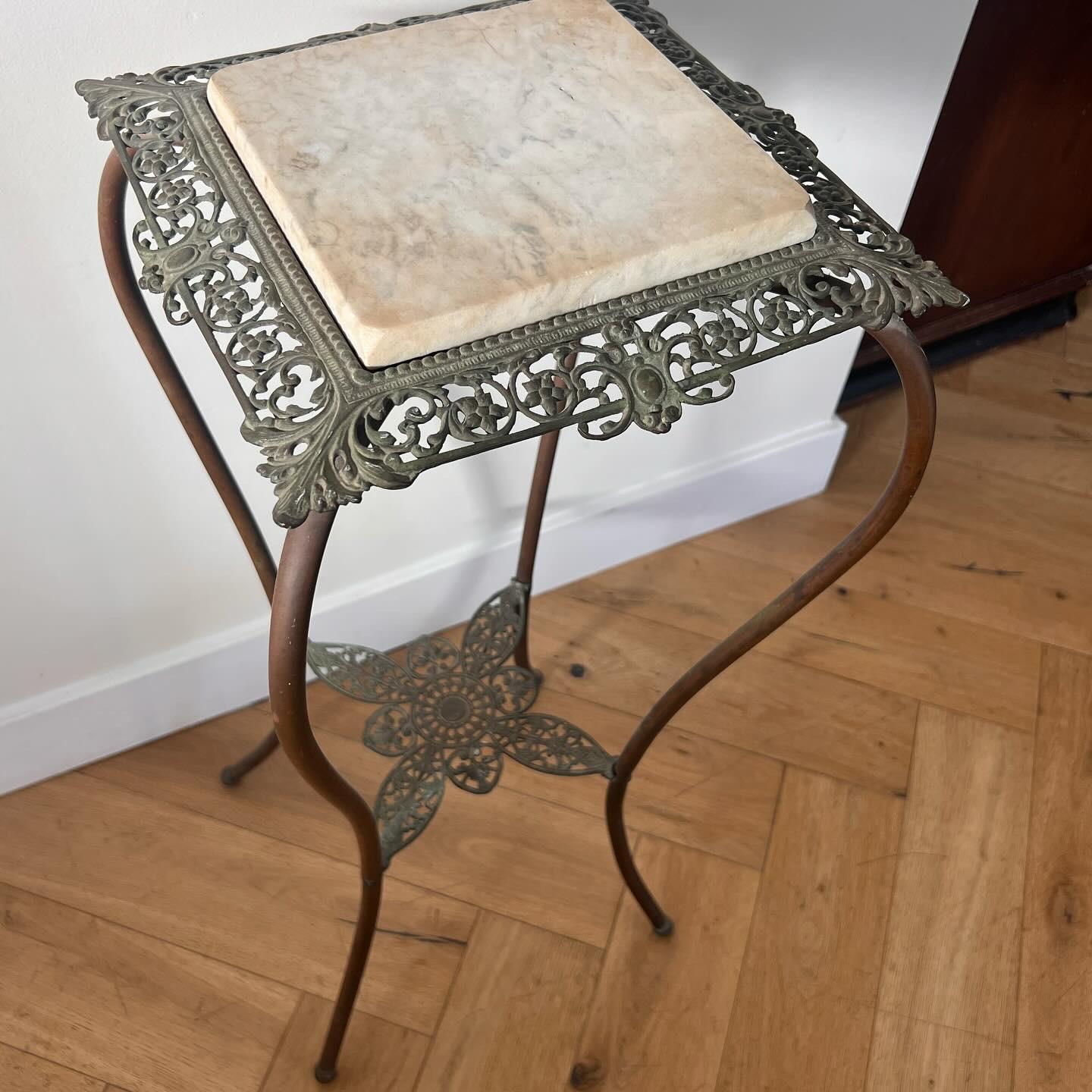 Late Victorian Victorian jardinière / pedestal in brass and marble, late 19th century For Sale