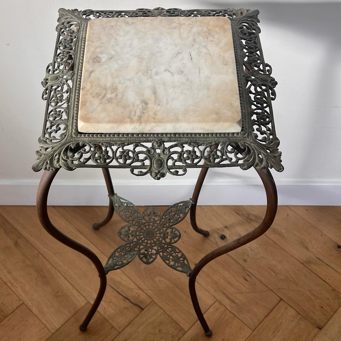 Victorian jardinière / pedestal in brass and marble, late 19th century For Sale 2