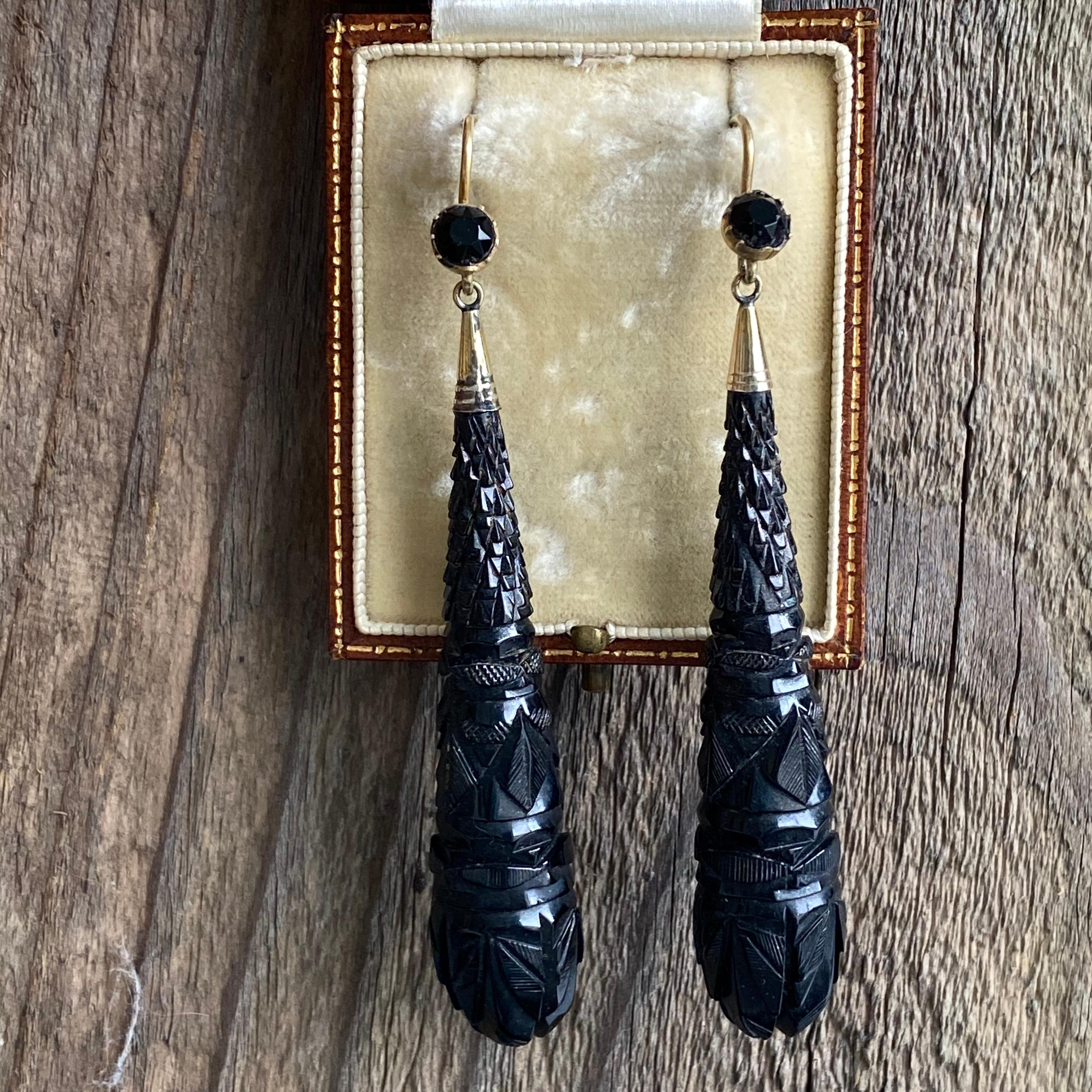 Details:
Lovely pair of Victorian jet aarrings with 14K gold ear wires with a faceted jet stone on the wire. They are beautifully carved, and in amazing condition. They are very lovely and feminine. Despite their dramatic length, they are