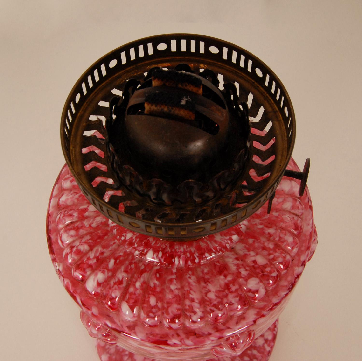 viktorianische Kerosene-Tischlampe, Öllampe, rosa und weiß, mundgeblasenes Glas im Angebot 2