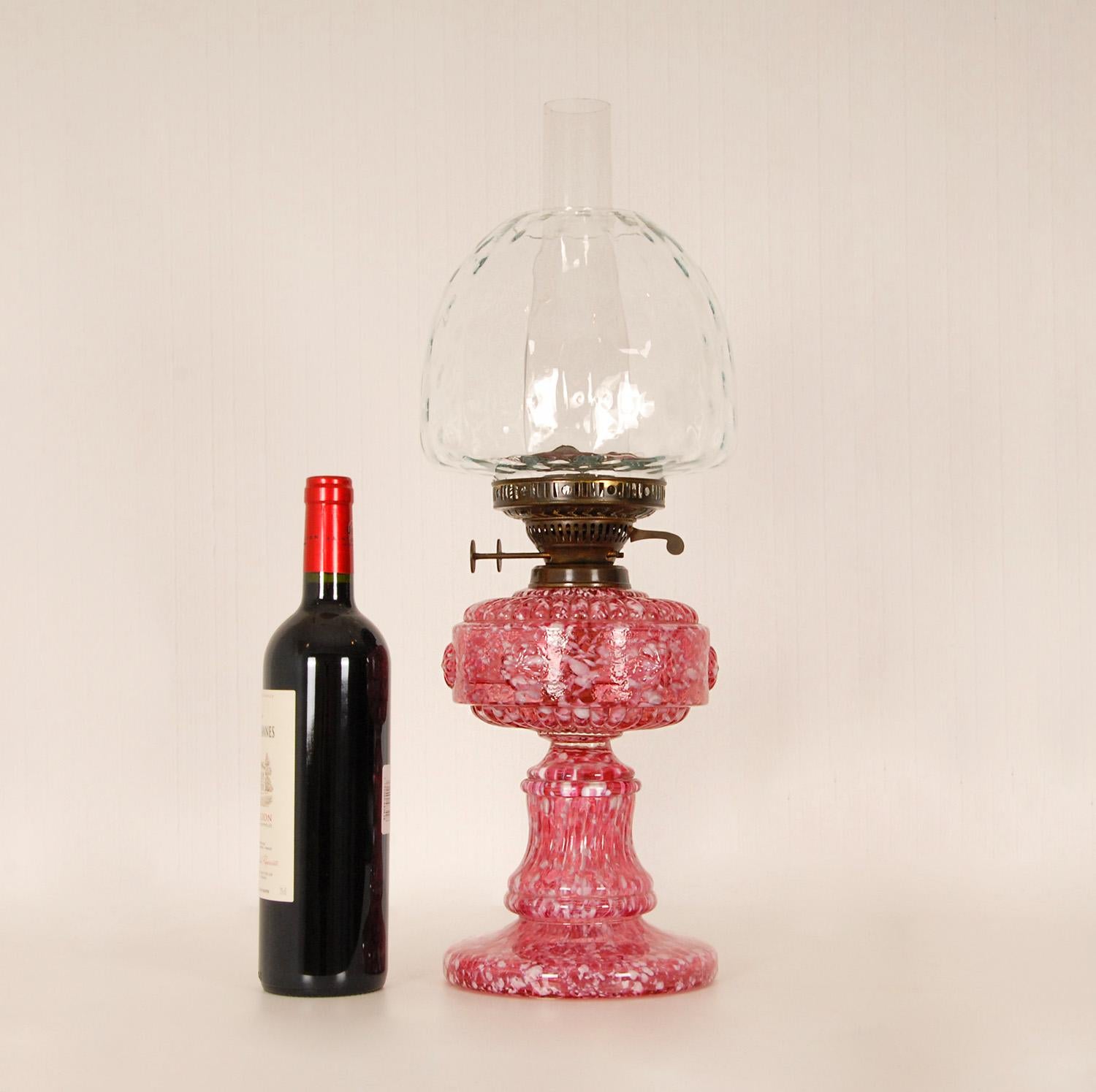 viktorianische Kerosene-Tischlampe, Öllampe, rosa und weiß, mundgeblasenes Glas (Art nouveau) im Angebot