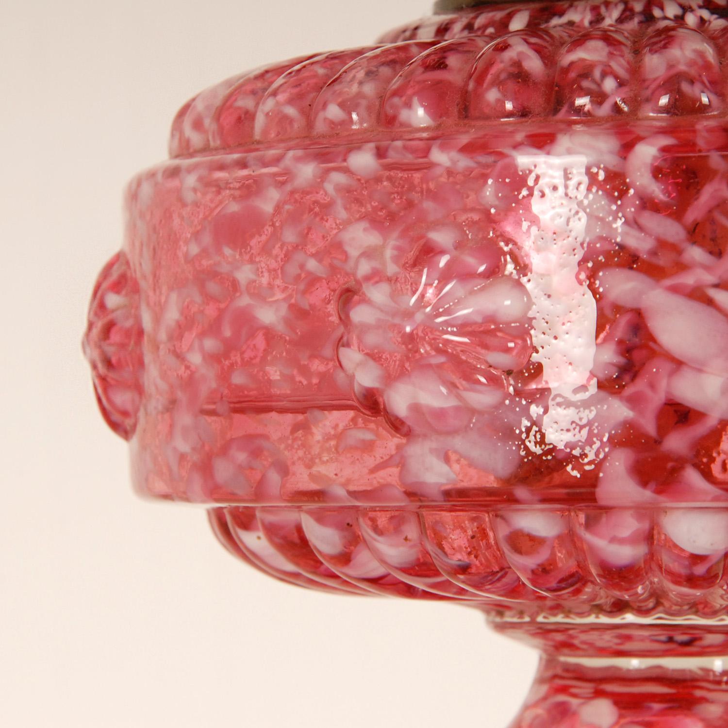 viktorianische Kerosene-Tischlampe, Öllampe, rosa und weiß, mundgeblasenes Glas (Britisch) im Angebot